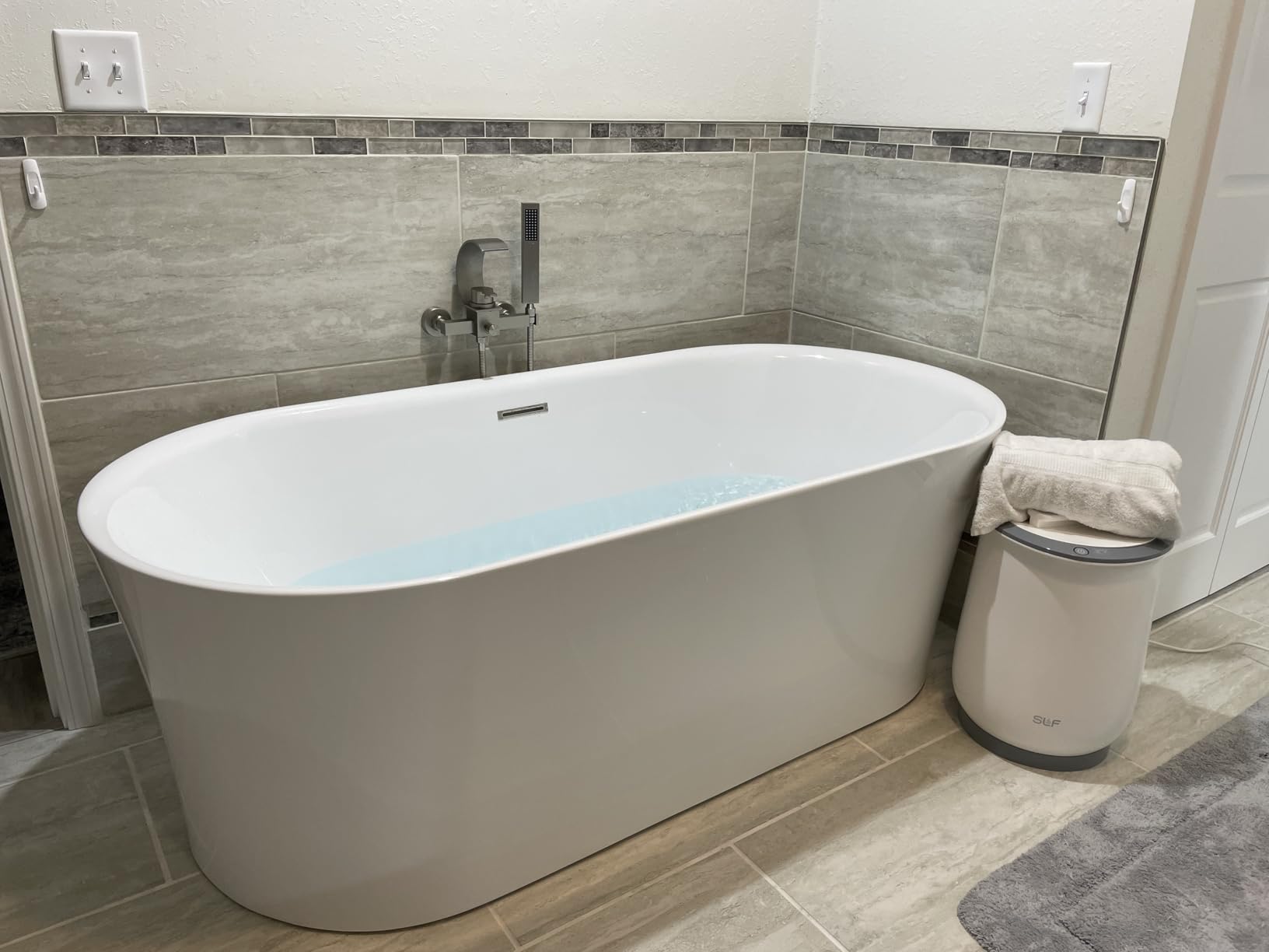 ANZZI Whirlpool Tub Air Jetted Freestanding Bathtub Jericho 67 In White Acrylic with Fiberglass Backing 200 Aero Bubble Massage Jets Soaker Tub Light Up Touch Control Pad 4 Color Lights | FT-AZ067 customer photo 2