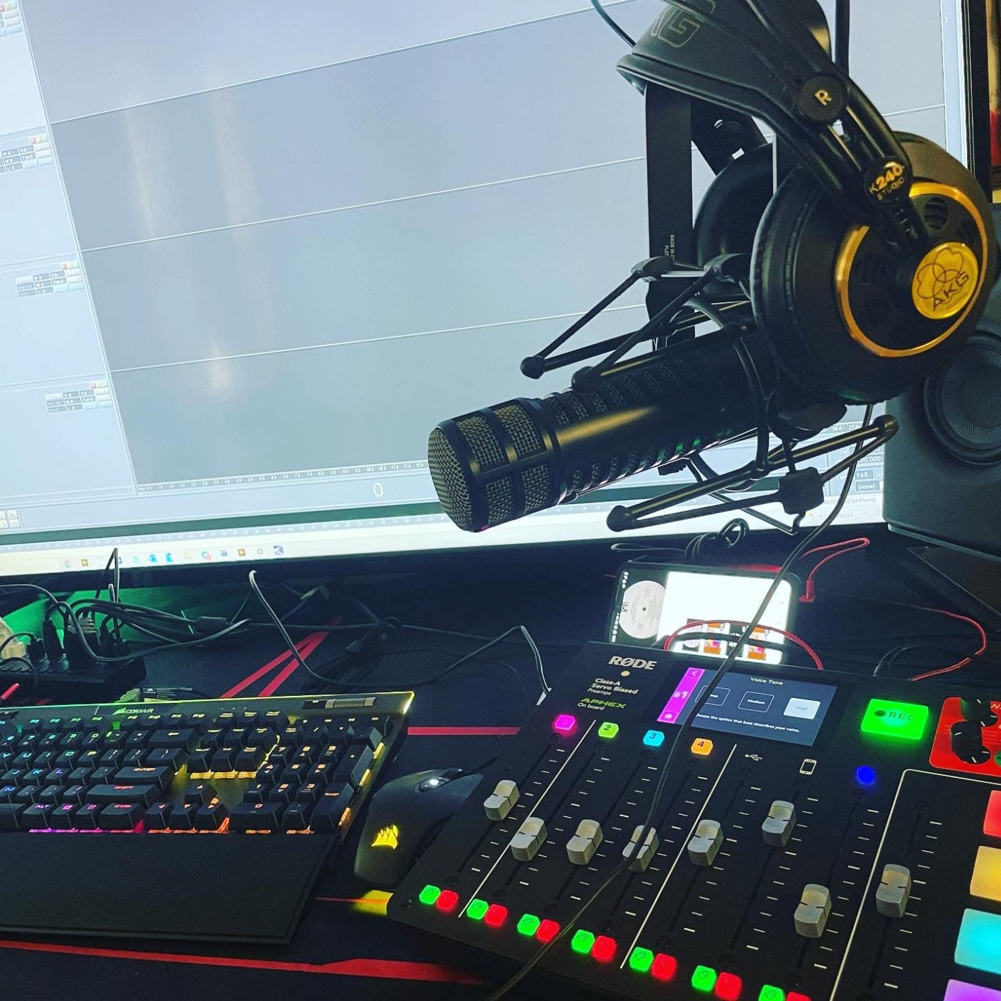 RØDE RØDECaster Pro All-in-One Production Solution for Podcasting customer photo 2