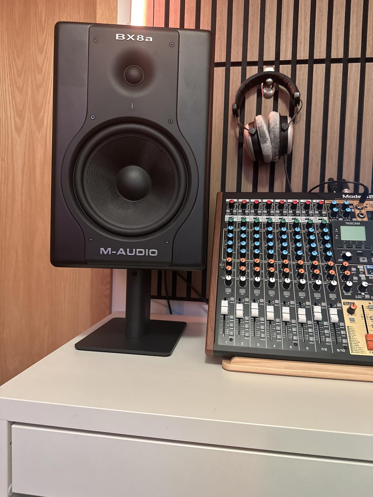 Kanto SP9 Rising Desktop Speaker Stands for Small/Medium Bookshelf Speakers & Compact/Mid-Size 2in-4in Studio Monitors | 8.3in Tall | Black | Pair customer photo 1