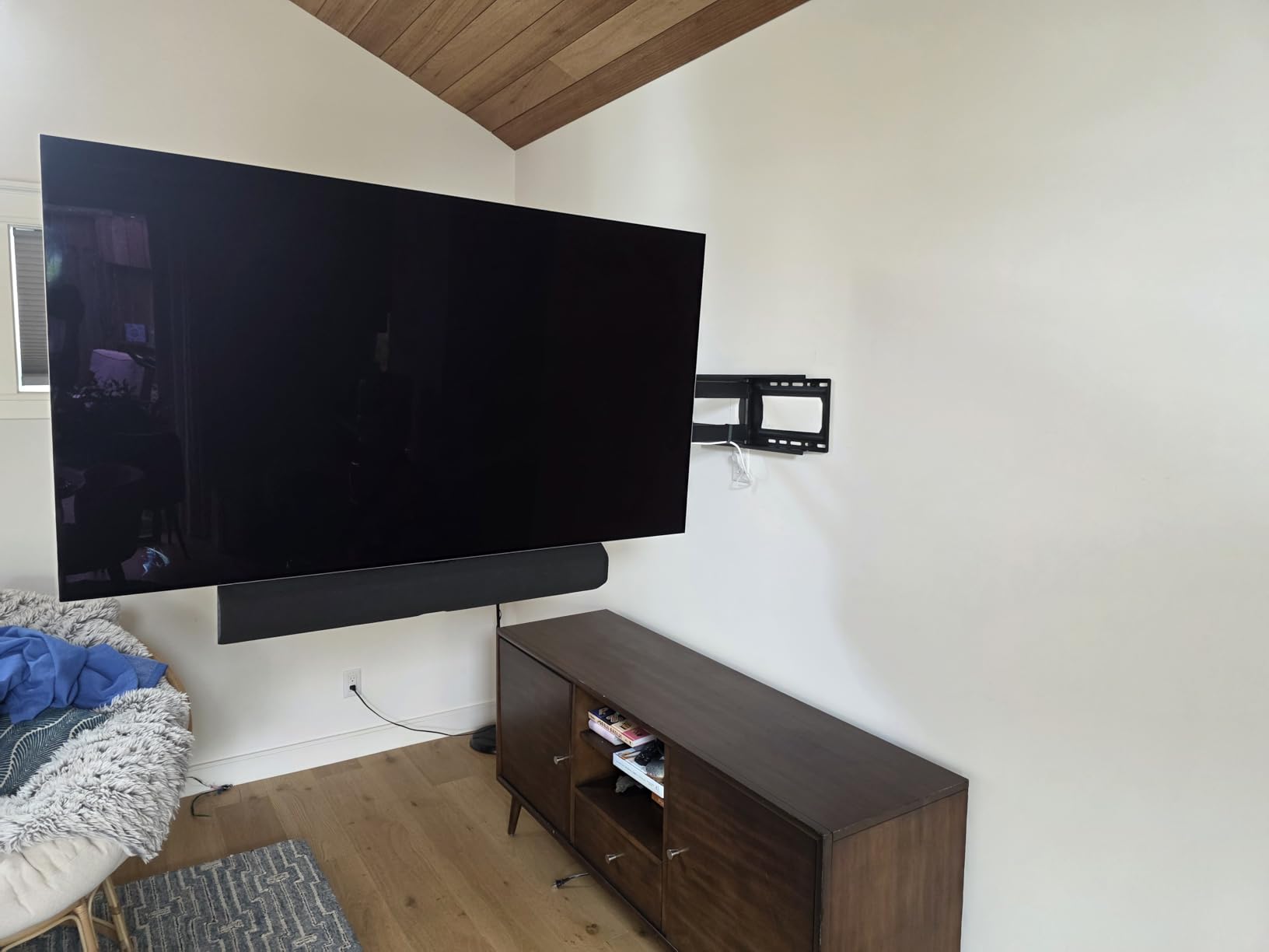 PERLESMITH Long Arm TV Wall Mount for 42-90 inch TVs, Full Motion TV Mount with 42.72 inch Extension Articulating Arm Swivel and Tilt, Max VESA 800x400mm, Holds up to 150 lbs, 16