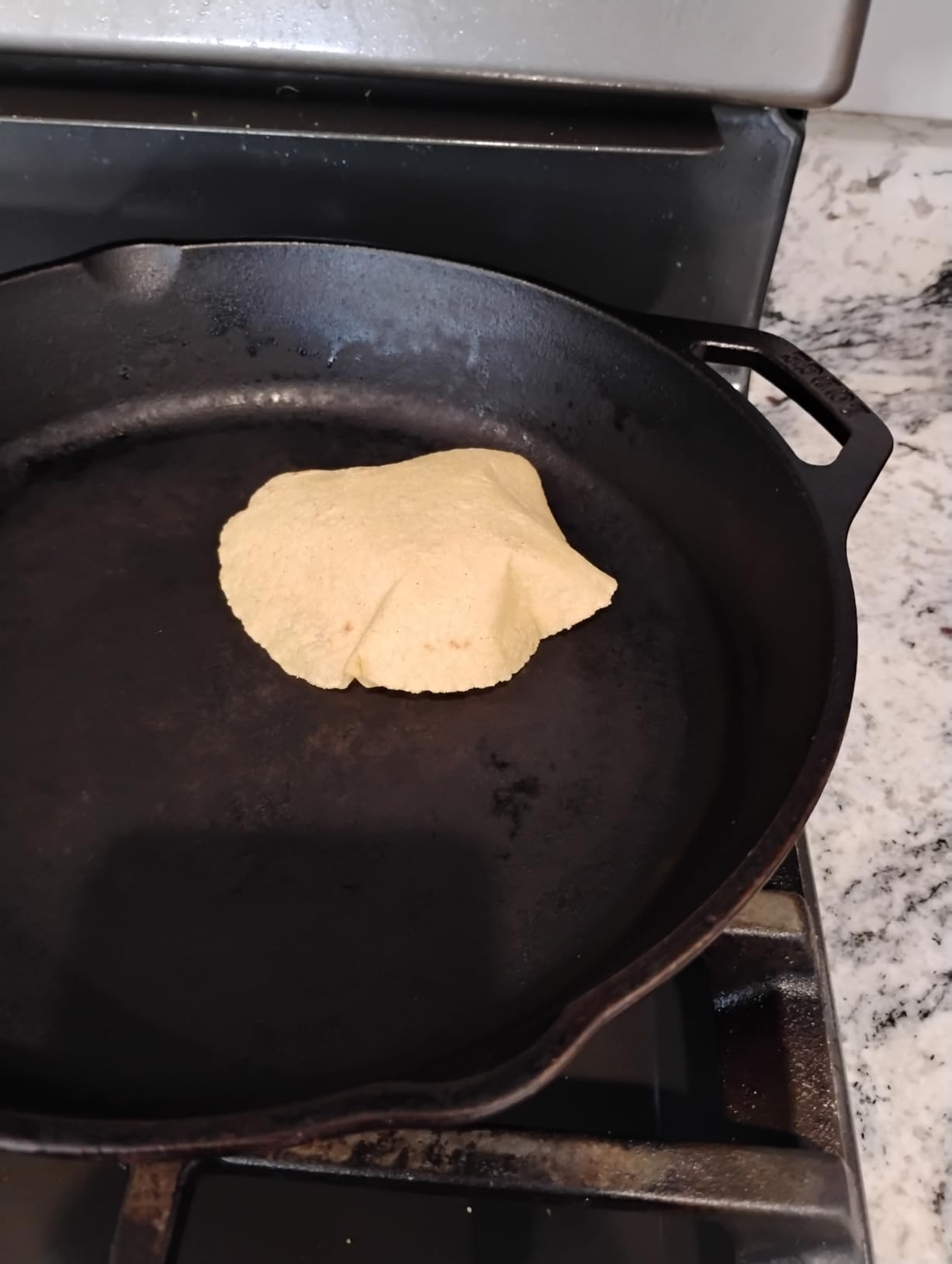 Victoria 10-Inch Cast Iron Tortilla Press HD Spherrous, Commercial-Grade Cast Iron Tortilla Maker, Roti Press, Pataconera Seasoned with Flaxseed Oil, Made in Colombia, Black customer photo 2