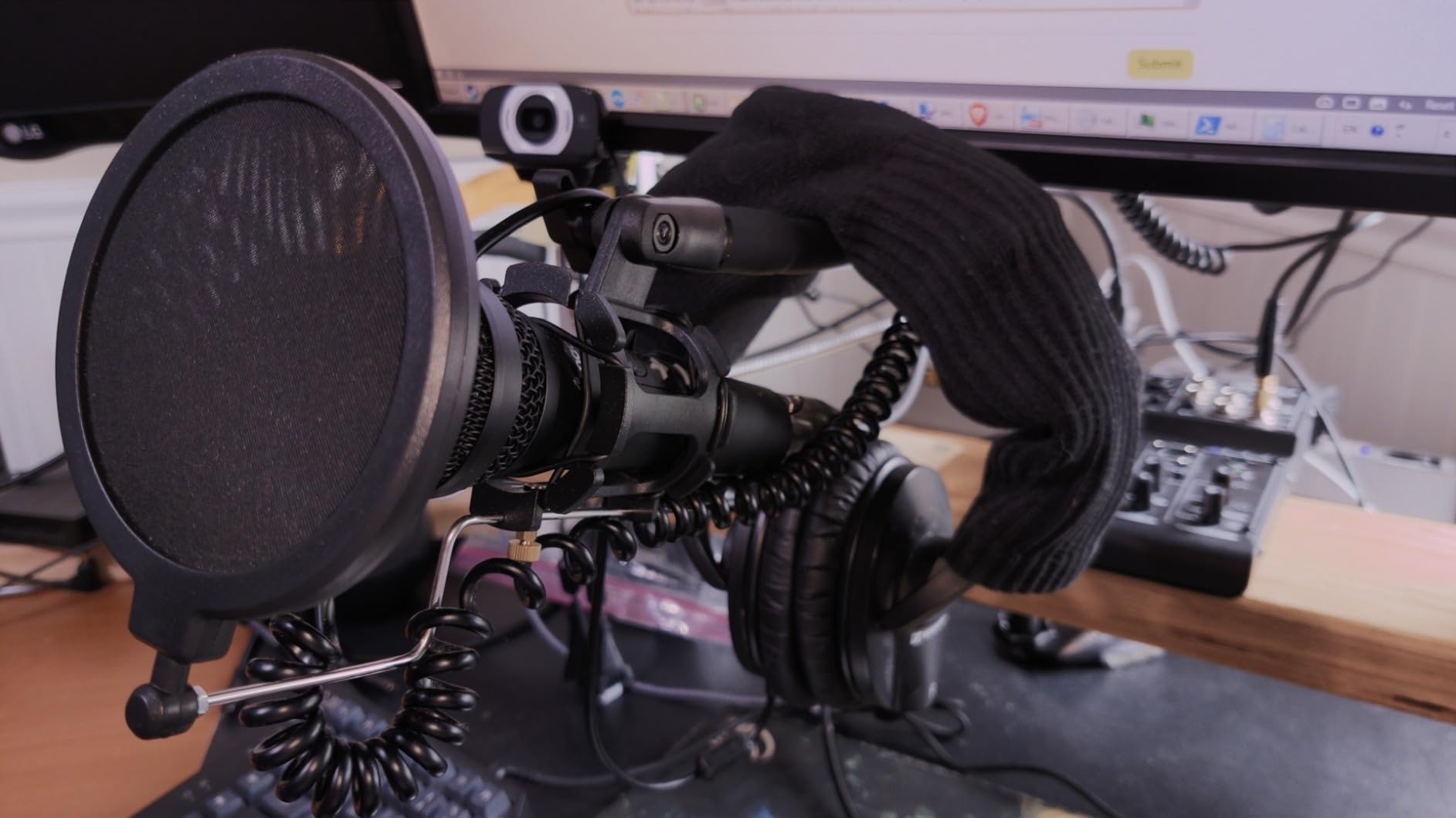 MAONO USB/XLR Podcast Dynamic Microphone, Studio Mic Kit with Volume Control, Shock Mount, Pop Filter - HD300T customer photo 1