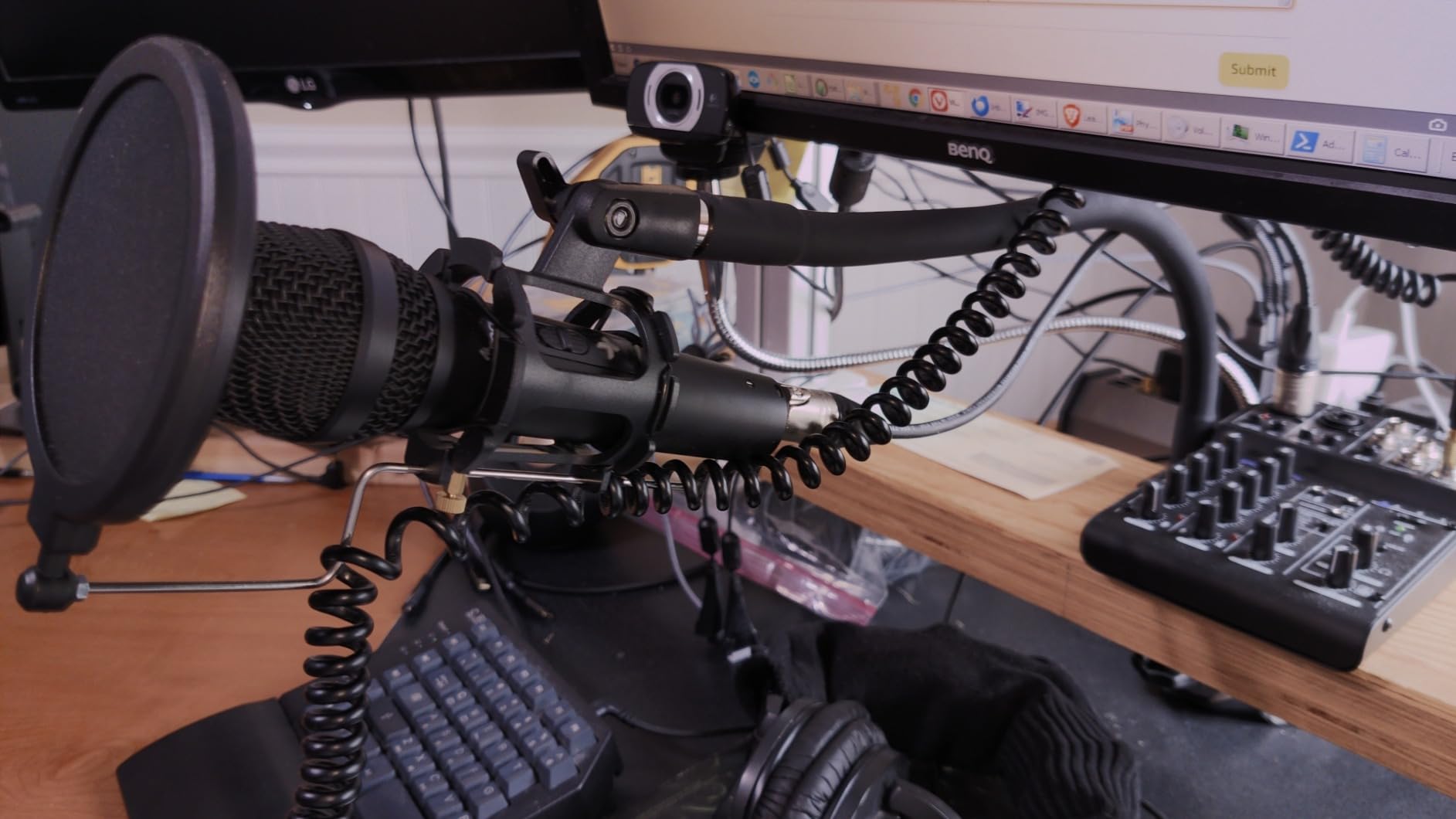 MAONO USB/XLR Podcast Dynamic Microphone, Studio Mic Kit with Volume Control, Shock Mount, Pop Filter - HD300T customer photo 2