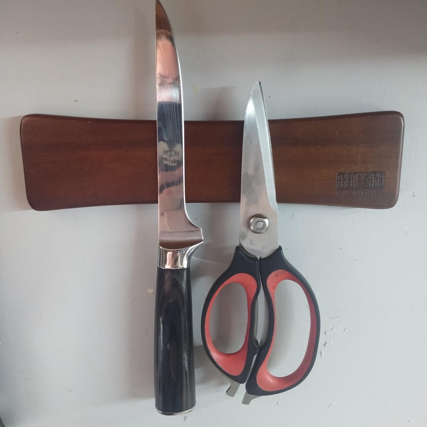 HOSHANHO Magnetic Knife Strips, Magnetic Knife Holder for Wall 16 Inch, Acacia Wood Knife Magnetic Strip Use as Knife Bar, Knife Holder for Kitchen Utensil Organizer customer photo 1