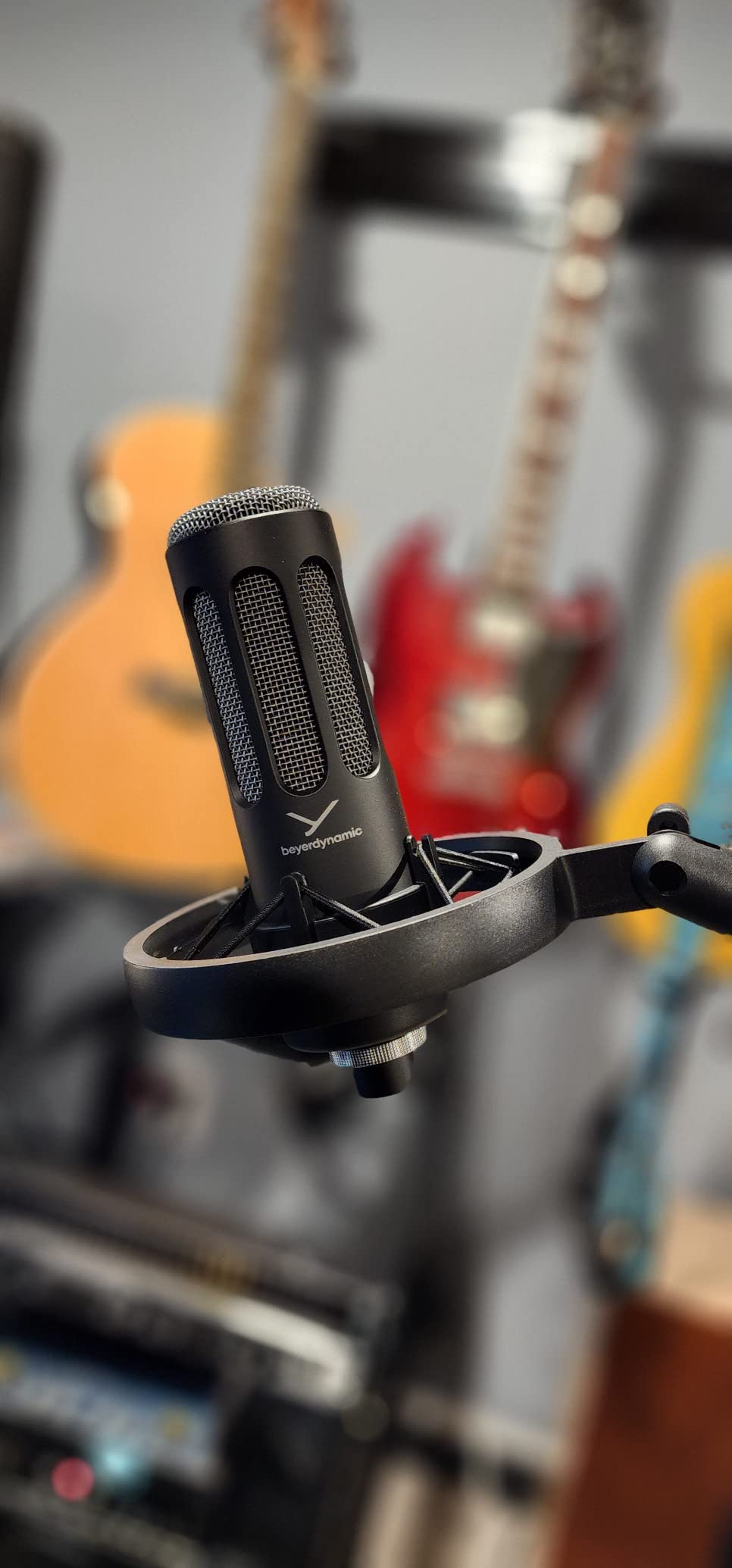 beyerdynamic M 70 PRO X Dynamic Broadcast Microphone for Streaming and podcasting with XLR Connector incl. pop Filter and Shock Mount customer photo 2