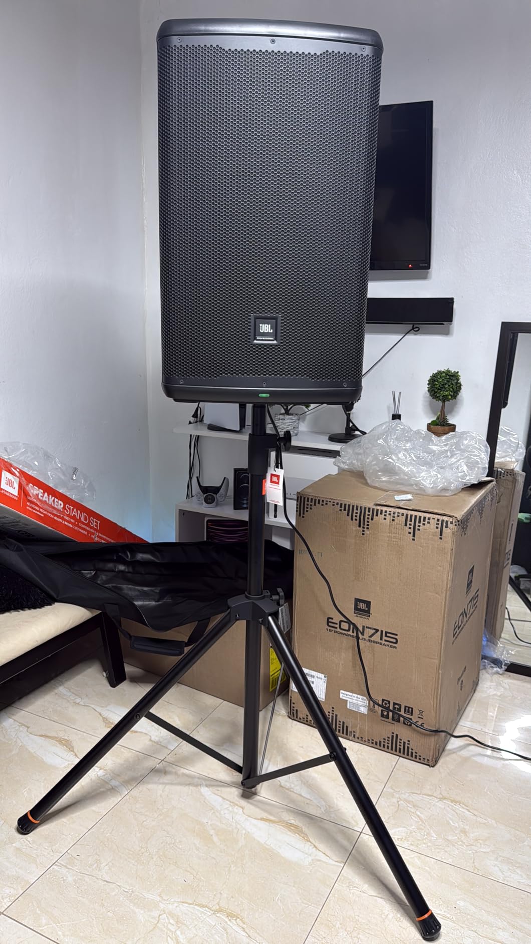 JBL Professional EON715 Powered PA Speaker with Bluetooth, 15 inch, 300 Watt customer photo 1