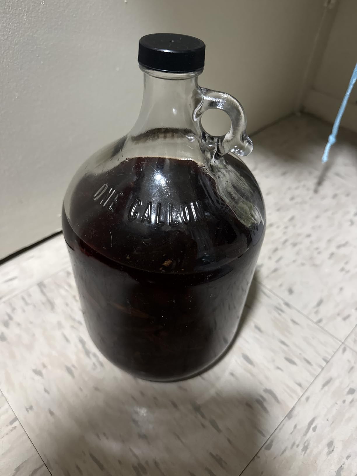 North Mountain Supply 1 Gallon Glass Fermenting Jug with Handle, 6.5 Rubber Stopper, 2-Piece Airlock, Black Plastic Lid - Set of 1 customer photo 1
