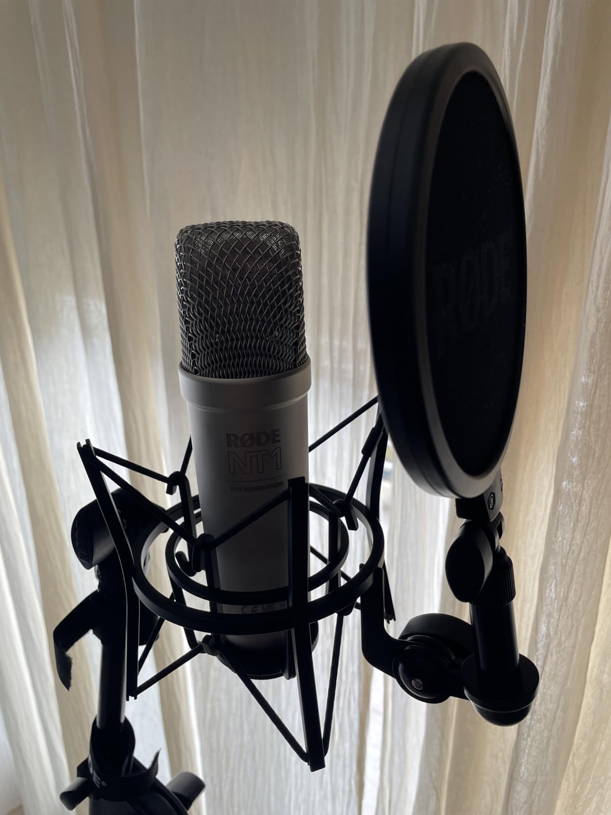 Rode NT1 5th Generation Condenser Microphone with SM6 Shockmount and Pop Filter, Silver customer photo 1