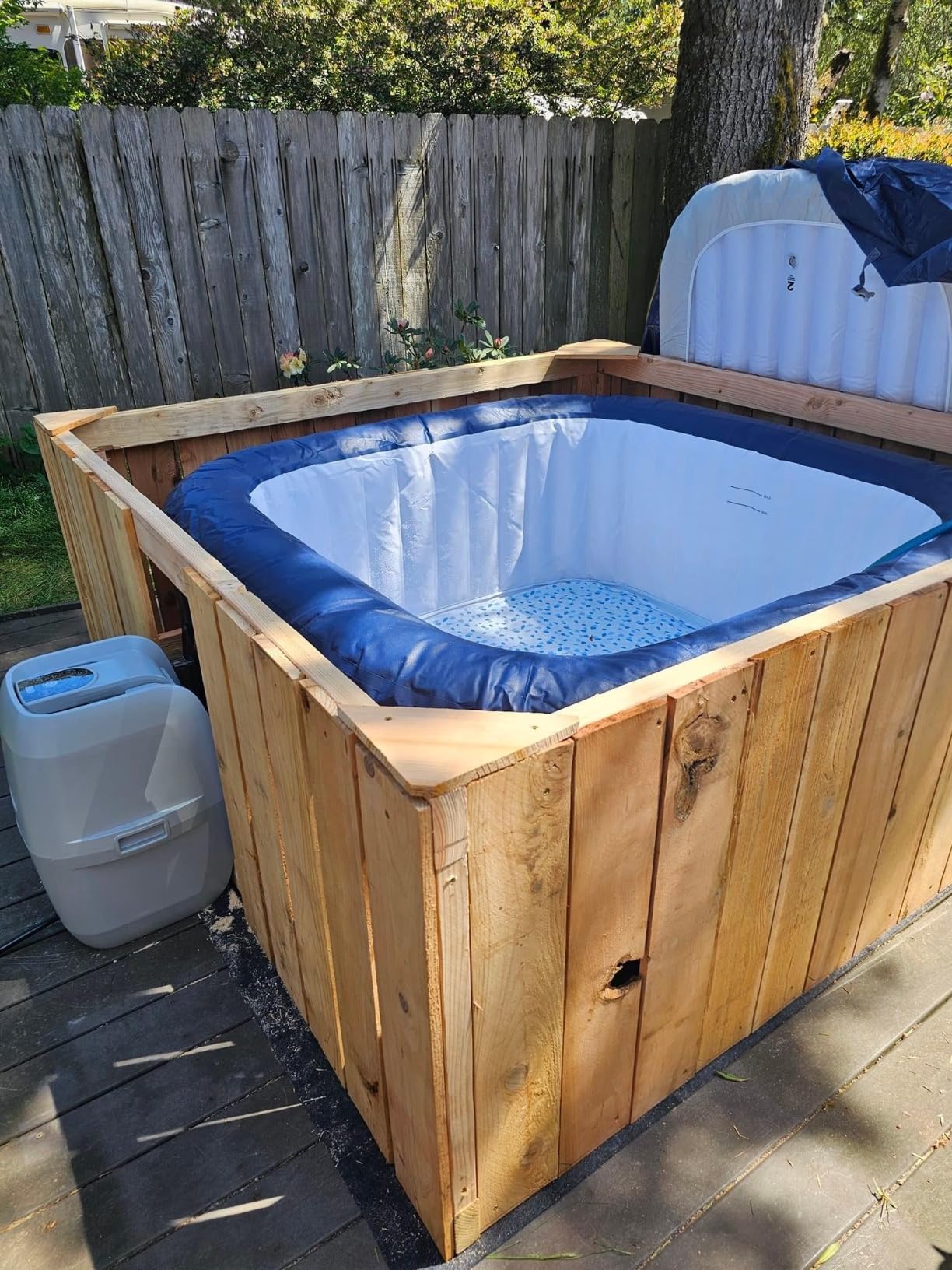 Bestway SaluSpa Hawaii AirJet 4 to 6 Person Inflatable Hot Tub Square Portable Outdoor Spa with 140 AirJets and EnergySense Energy Saving Cover, Blue customer photo 2