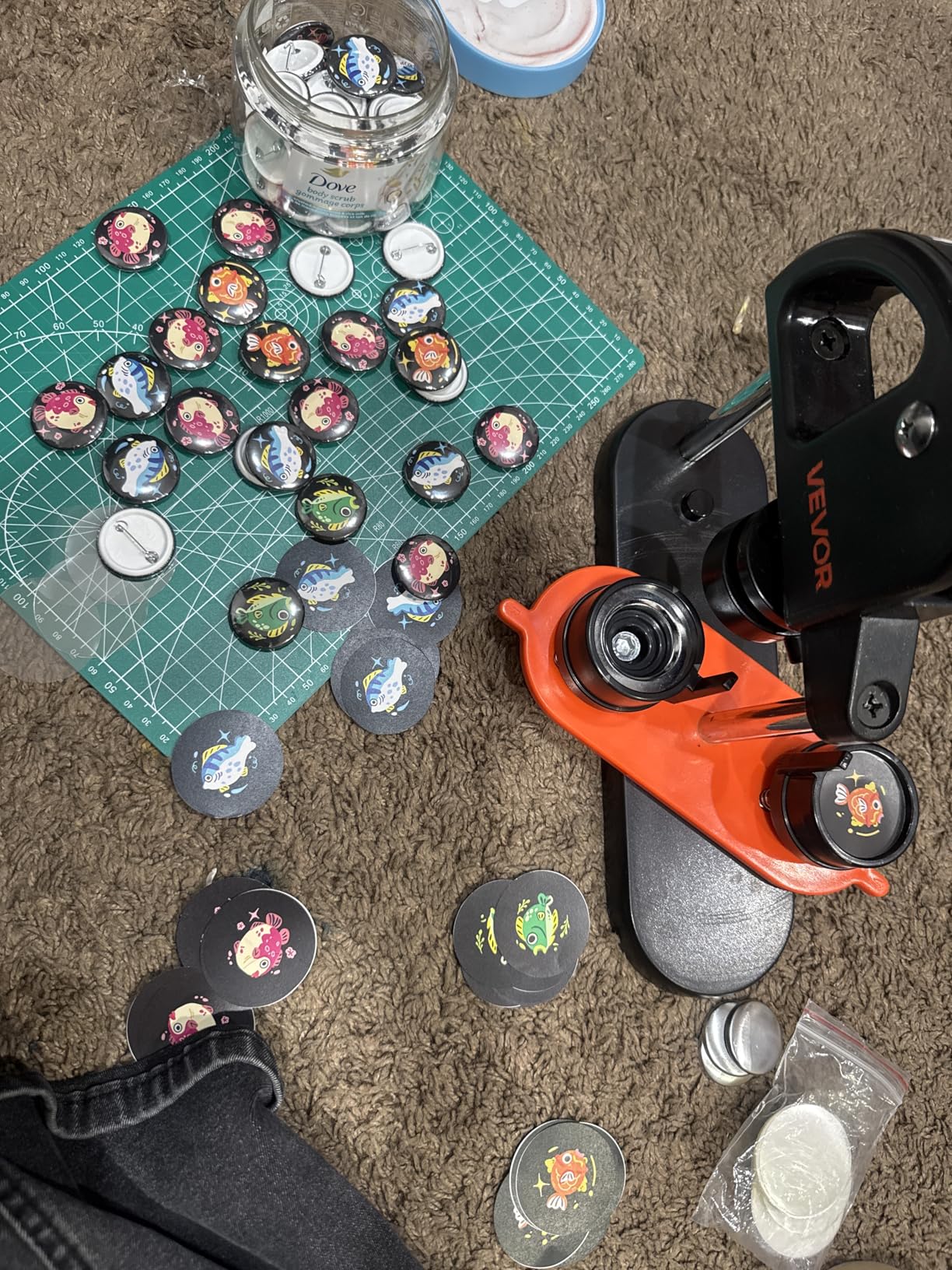 VEVOR Button Maker, 1/1.25/2.28 inch(25/32/58mm) 3-in-1 Pin Maker with 300pcs Button Parts, Ergonomic Arc Handle Punch Press Kit, Button Maker Machine with Panda Magic Book, for Children DIY Gifts customer photo 1