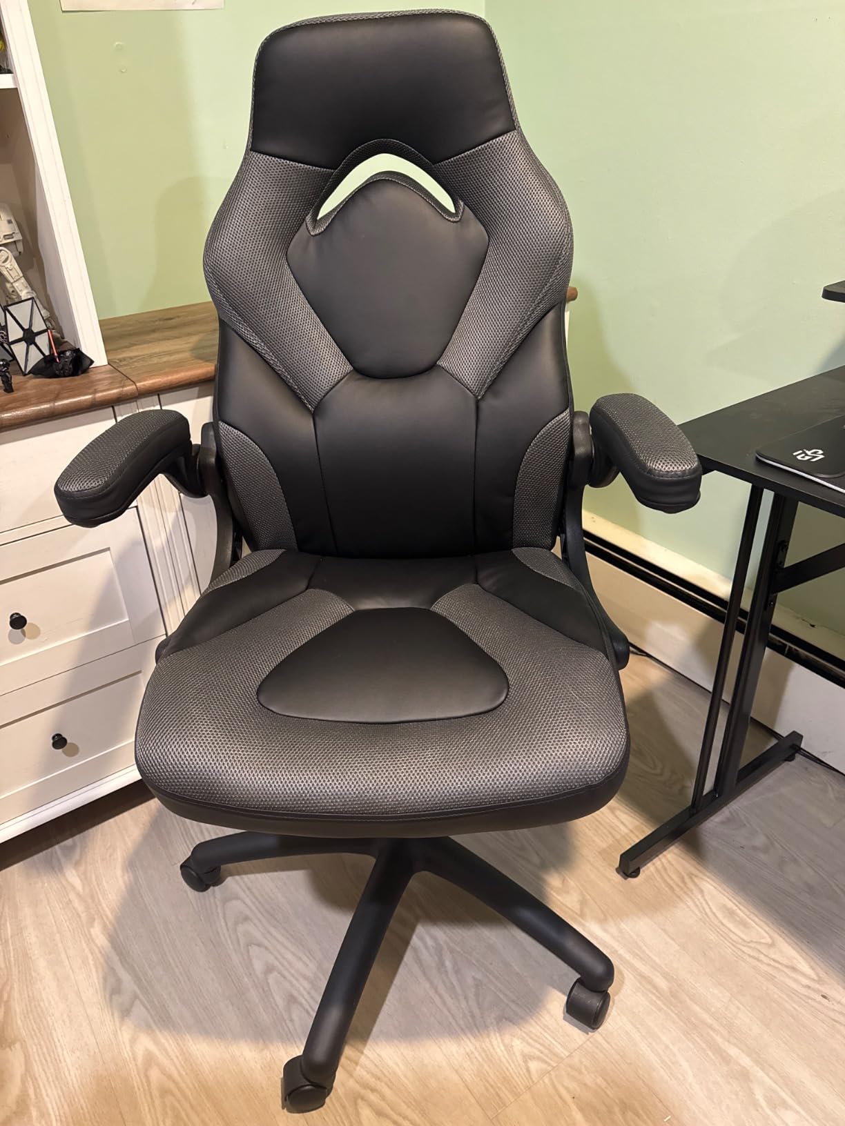 RESPAWN 3085 Ergonomic Gaming Chair for Adults, High Back Office Chair with Headrest and Flip Up Arms, Leather Racing Style Gaming Seat with Lumbar Support, Video Game Computer Desk Seat - Black customer photo 1