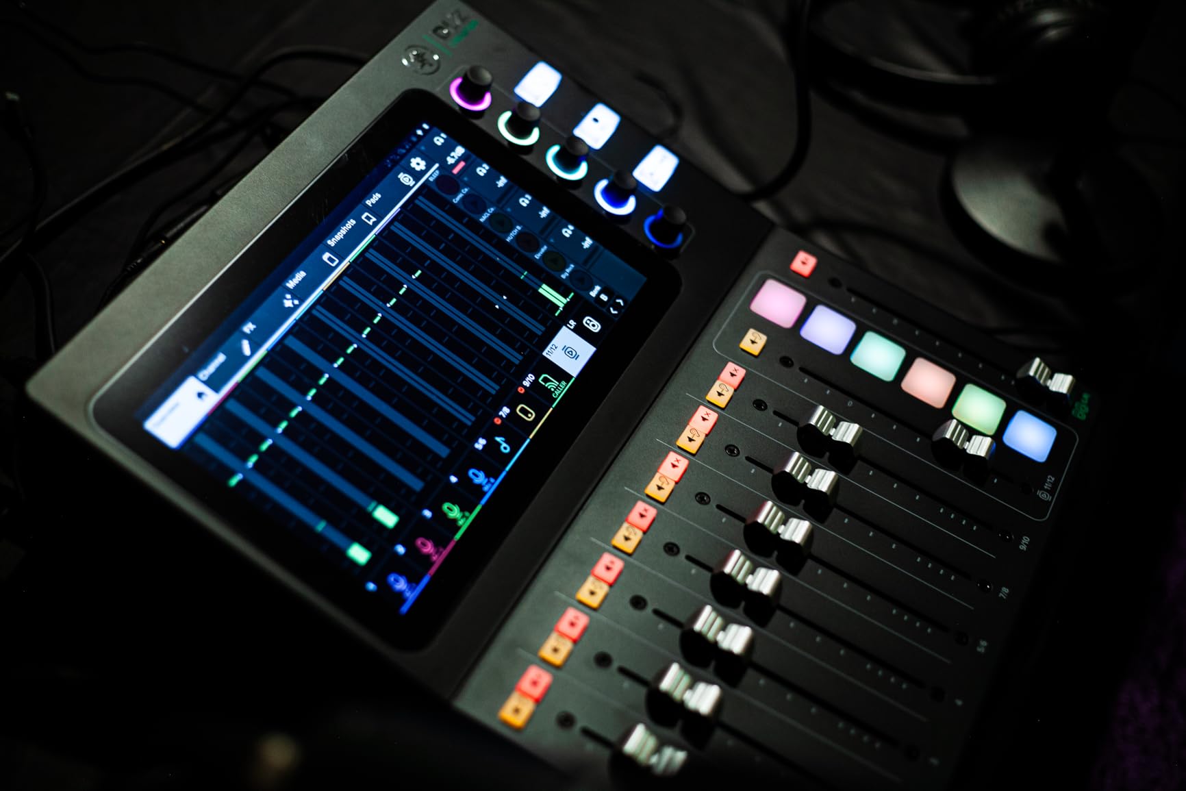 Mackie DLZ Creator XS Adaptive Digital Mixer for Podcasting, Streaming and YouTube with User Modes, Mix Agent Technology, Auto Mix, Onyx80 Mic Preamps customer photo 2