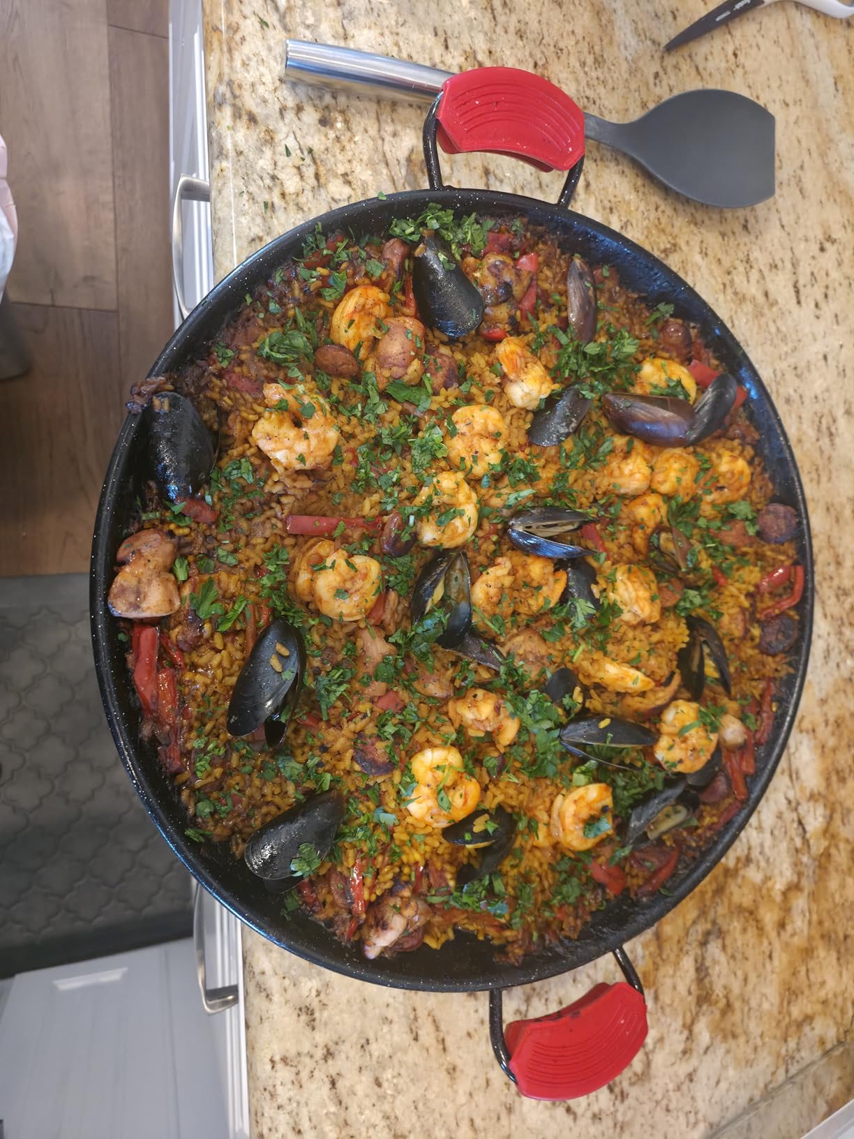 Paelluxe Paella Pan - Enamelled, No-Rust Steel Skillet - Easy-to-Clean Pan for Propane & Gas Burners - Indoor & Outdoor Cooking Cacerola Paellera Sarten - 22 Inch, for 16 Servings customer photo 1
