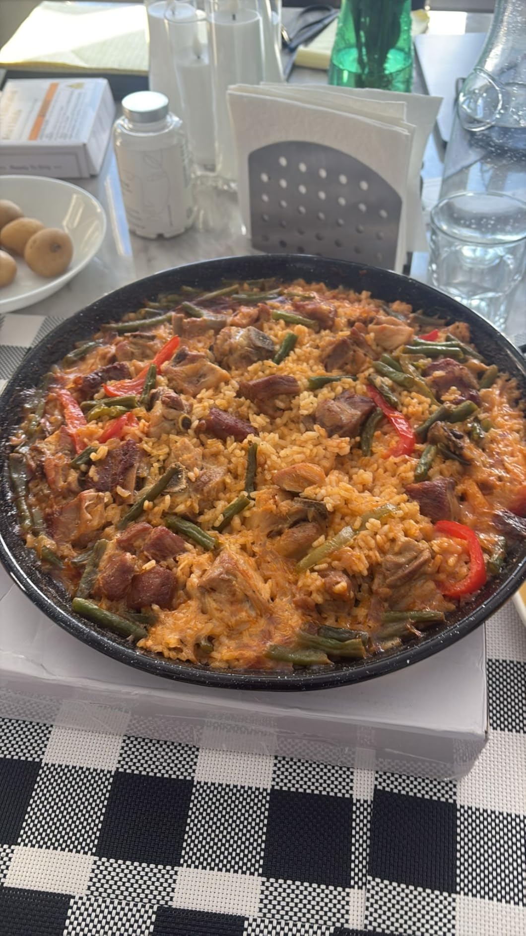 Paelluxe Paella Pan - Enamelled, No-Rust Steel Skillet - Easy-to-Clean Pan for Propane & Gas Burners - Indoor & Outdoor Cooking Cacerola Paellera Sarten - 22 Inch, for 16 Servings customer photo 2