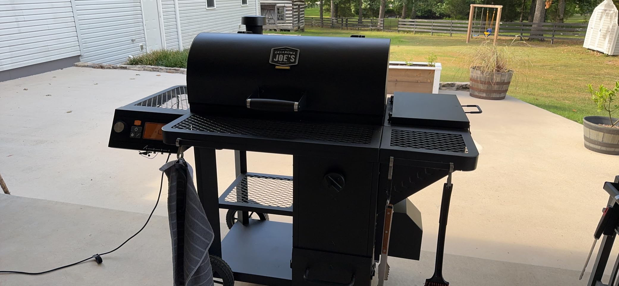 Oklahoma Joe's Tahoma Auto-Feed Charcoal 900 Deluxe Smoker and Grill, Black customer photo 1