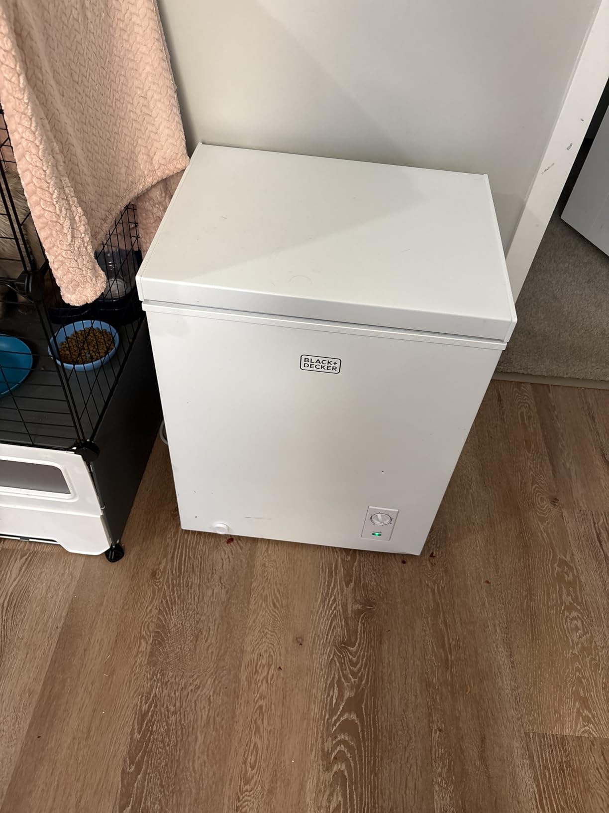 BLACK+DECKER 19.8 Cu. Ft. Chest Freezer, Deep Freezer with Top Opening, Freezer Chest with 2 Removable Storage Baskets, Mechanical Temperature Control, Manual Defrost, R600a Refrigerant, BCF1980E, White customer photo 1