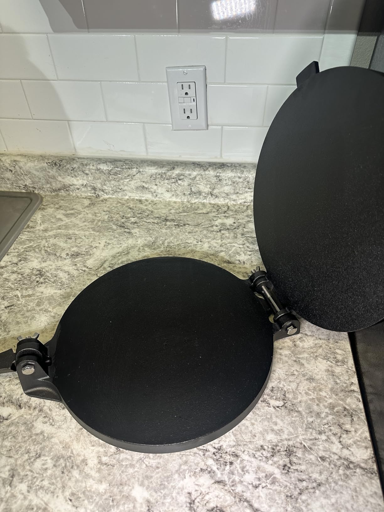 SIRCLES Cast Iron Tortilla Press 12 Inch - Heavy Duty Tortilla Press for Homemade Corn & Flour Tortillas, Prensa para Tortillas - Durable & Pre-Seasoned Kitchen Tool customer photo 1