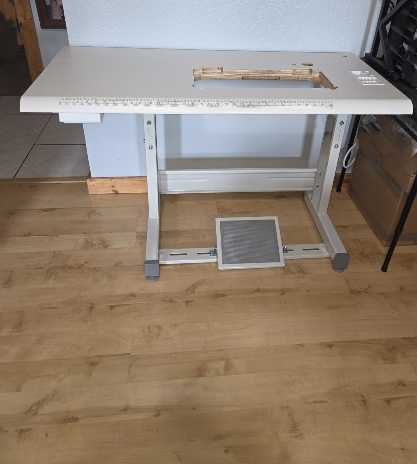 VEVOR Industrial Sewing Machine, 550W Servo Motor and Table Stand, 5000s.p.m Heavy-duty Lockstitch Sewing Machine, Clear Control Panel and Electro-mechanization Intelligent Start-stop for Easy Use customer photo 1