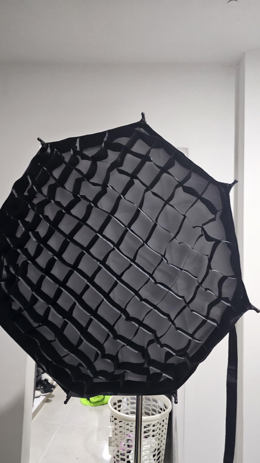 NEEWER 35.4 Octagonal Softbox, Quick Release Parabolic Soft Box with Bowens Mount, Diffusers, Grid, Bag Compatible with Aputure 120d Compatible with Godox SL60w NEEWER Q4 AS600B CB300B Q300, NS92P customer photo 1
