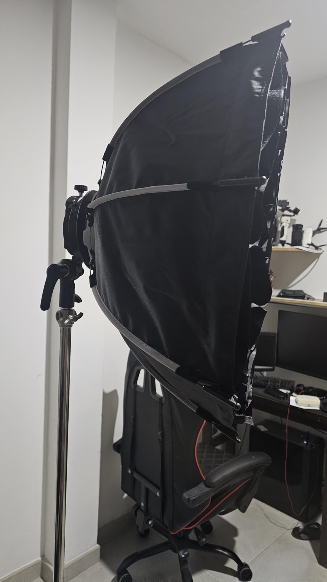 NEEWER 35.4 Octagonal Softbox, Quick Release Parabolic Soft Box with Bowens Mount, Diffusers, Grid, Bag Compatible with Aputure 120d Compatible with Godox SL60w NEEWER Q4 AS600B CB300B Q300, NS92P customer photo 2