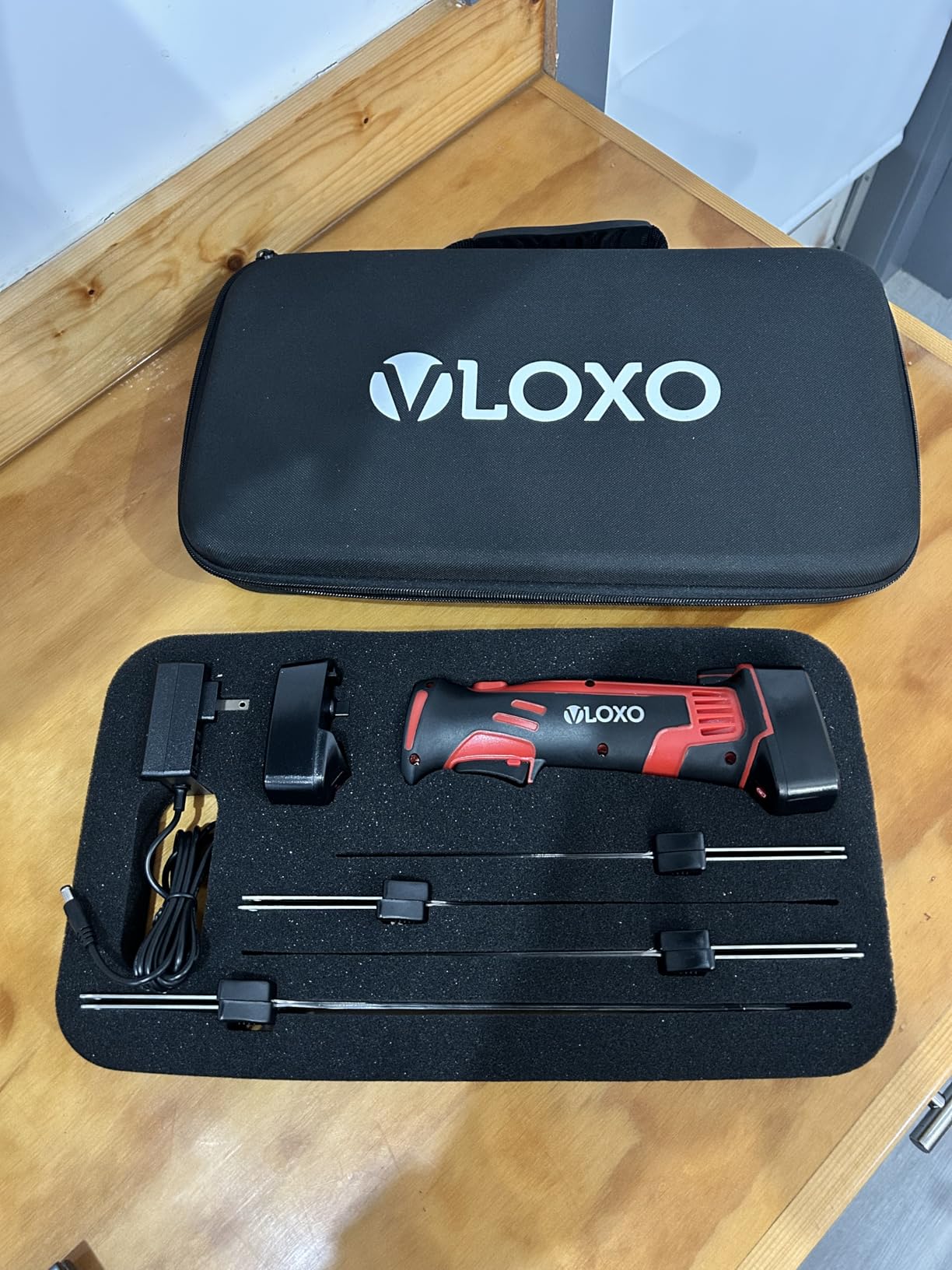 VLOXO Electric Fillet Knife, Cordless Fillet Knife with 4 Stainless Steel Blades Safety Lock Non-Slip Grip Handle Storage Case Rechargeable Electric Knives for Filleting, Meat, Bread, Turkey customer photo 1