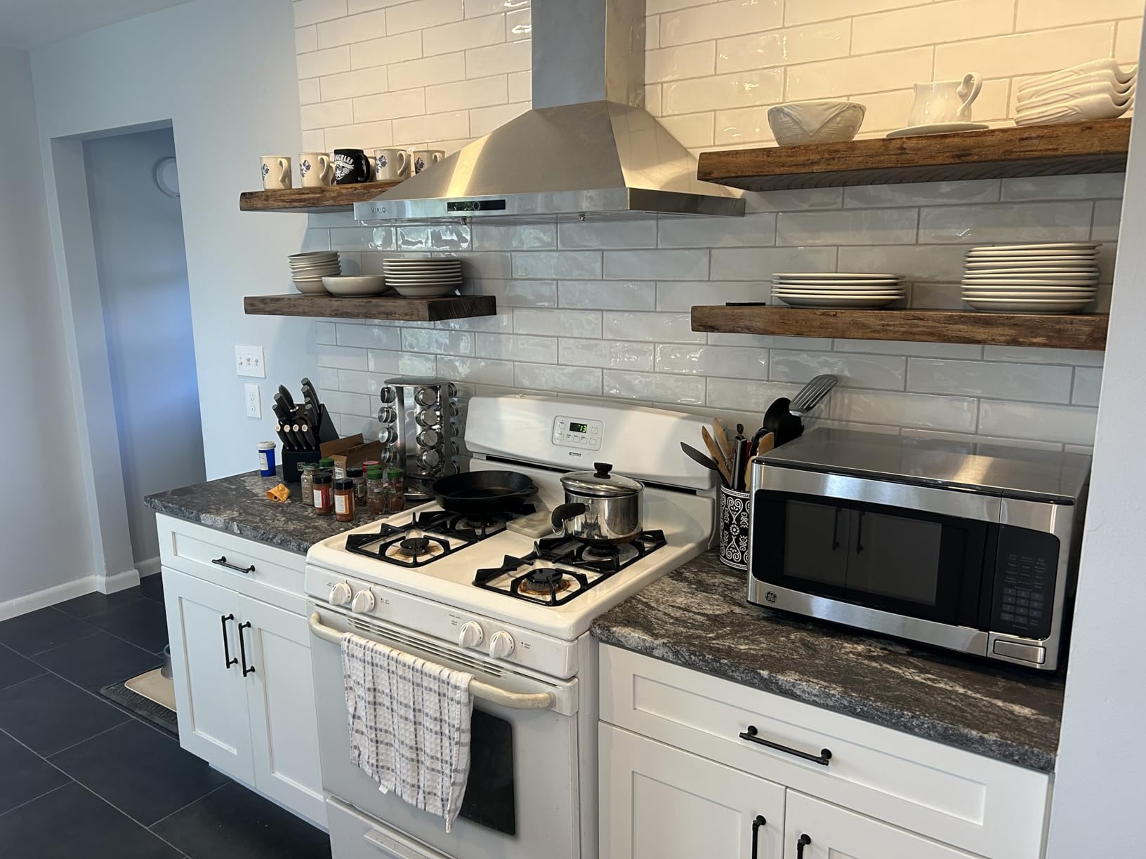 VIKIO HOME Wall Mount Range Hood 36inch, 580 CFM, Ducted/Ductless Convertible, Stainless Steel Kitchen Vent Hood with 3-Speed Fan and LED Lights customer photo 1