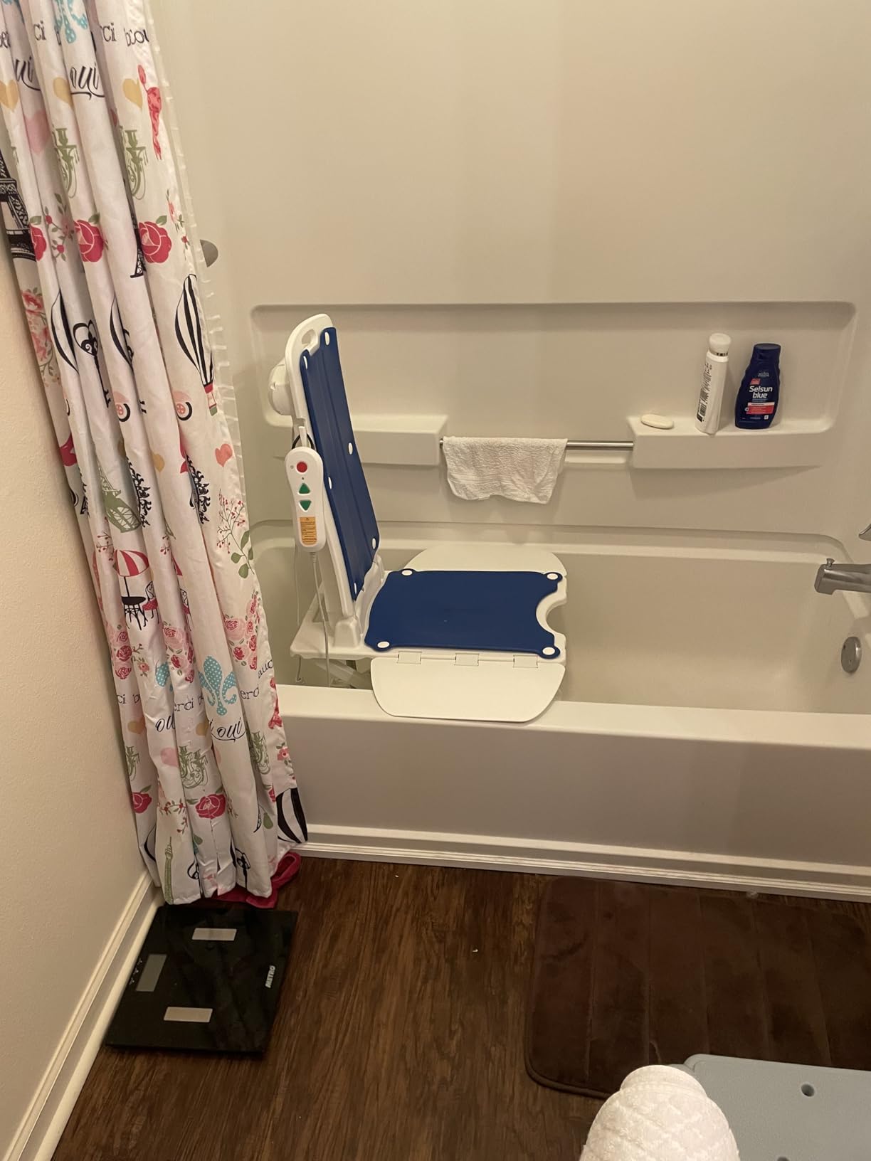 HUANUO 2-in-1 Electric Chair Lift for Elderly - Floor Lift & IP68 Waterproof Bath Lift for Tub, Foldable, 308 lbs Capacity customer photo 1