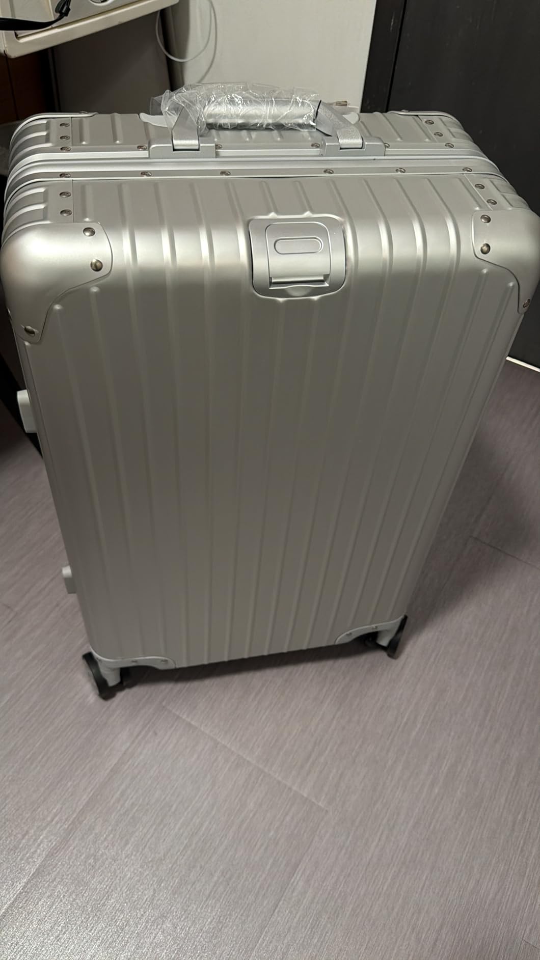 HotWay 20 Inch All Aluminum Carry On Luggage with Wheels, Hard Shell Zipperless Suitcase with TSA Locks, Silver Travel Luggage (22x14x9 Airline Approved) customer photo 1