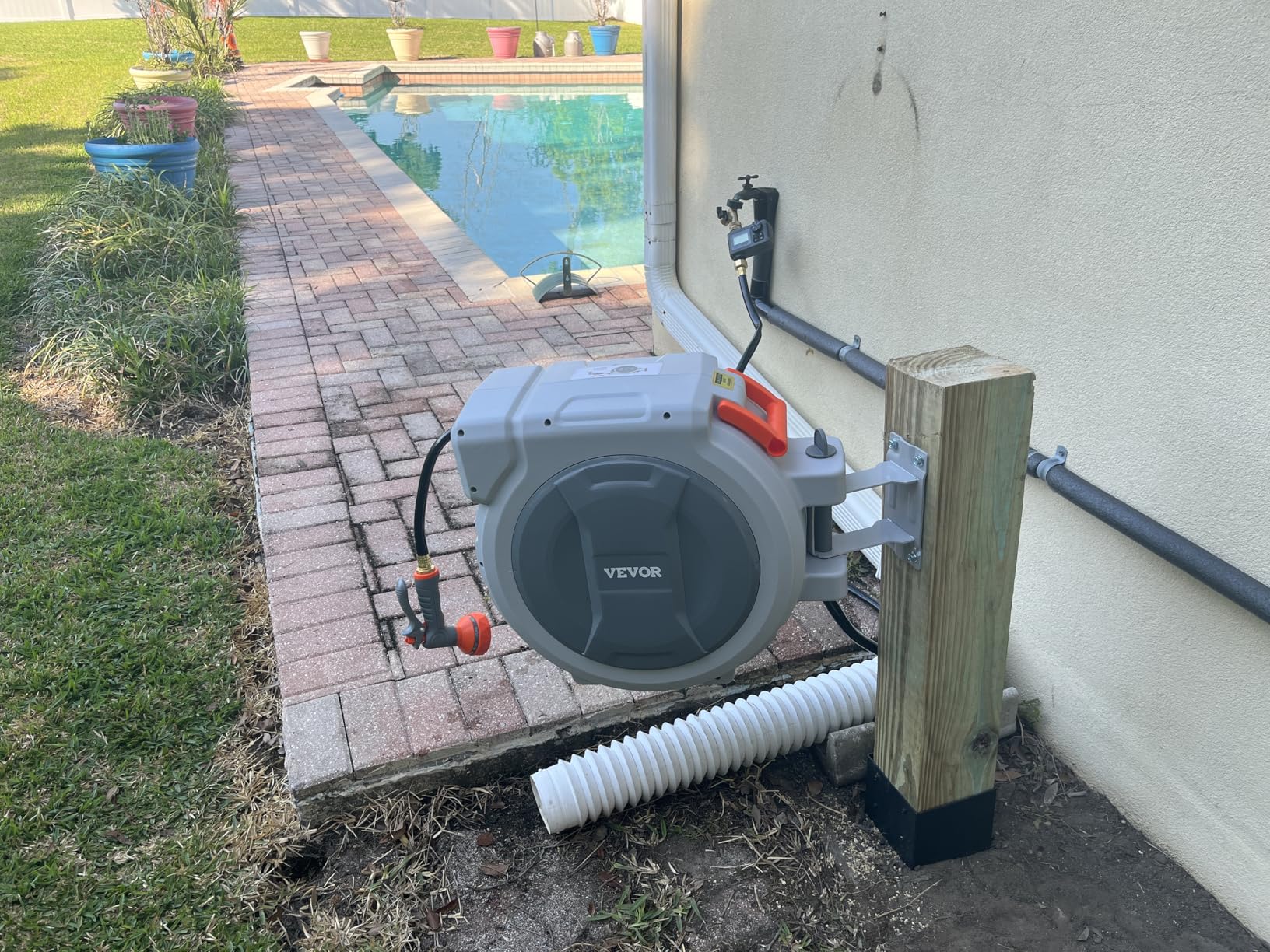 VEVOR Retractable Garden Hose Reel, 5/8 Inch x 100 ft Wall Mounted Hose Reel, Heavy Duty Garden Hose Reel with 9 Patterns Nozzle, Any Length Lock, Upgraded Slow Return System and 180°Swivel Bracket customer photo 1