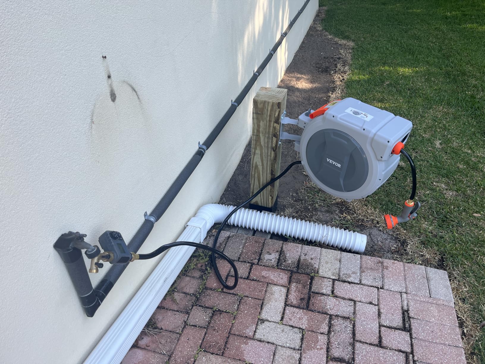 VEVOR Retractable Garden Hose Reel, 5/8 Inch x 100 ft Wall Mounted Hose Reel, Heavy Duty Garden Hose Reel with 9 Patterns Nozzle, Any Length Lock, Upgraded Slow Return System and 180°Swivel Bracket customer photo 2