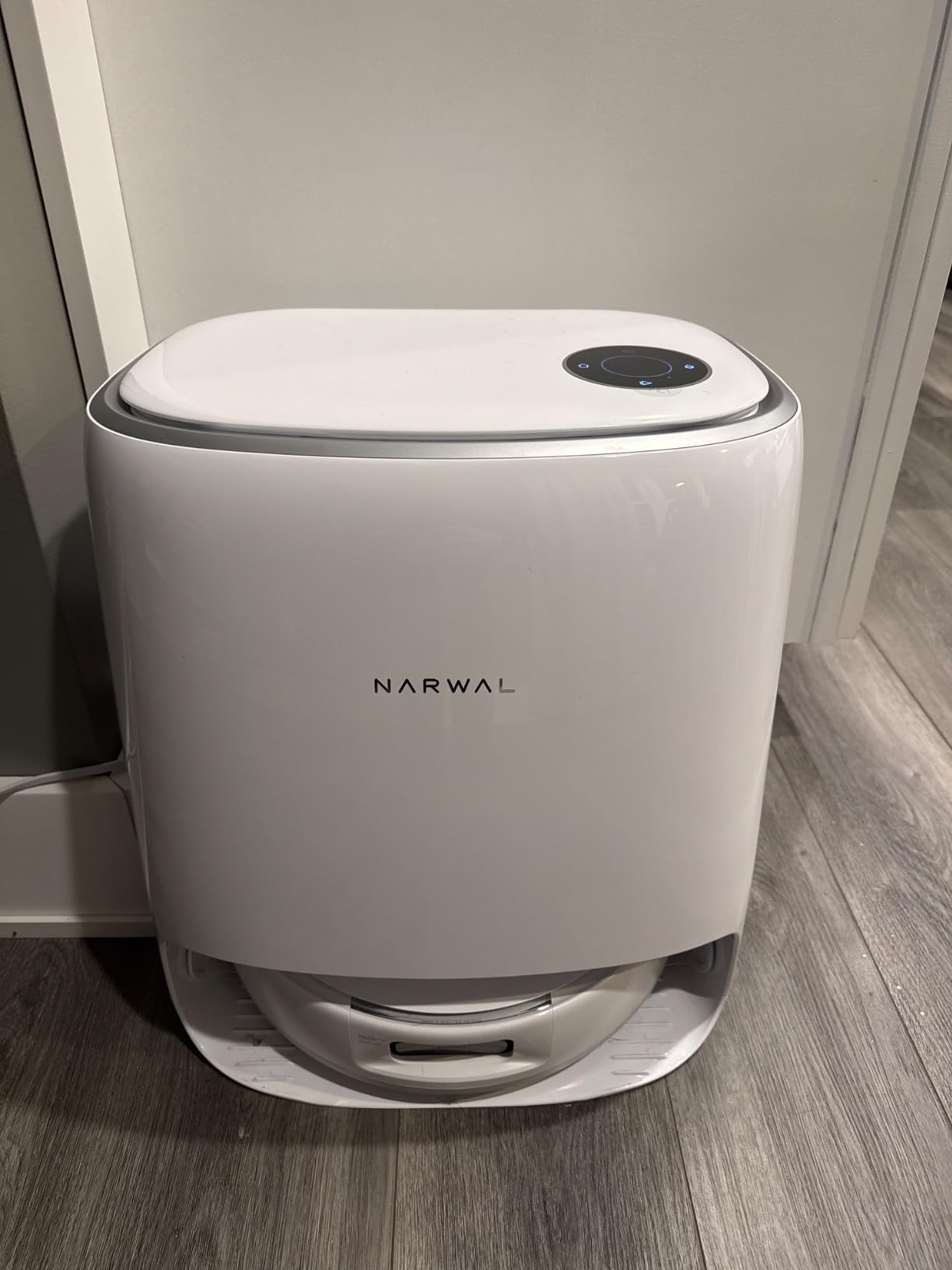 Narwal Flow Robot Vacuum and Mop Combo, FlowWash Real-Time Self-Cleaning Track Mop, 22,000 Pa Suction, Dual-Camera AI Obstacle Avoidance, Carpet & Edge Cleaning, Self-Emptying Robot Vacuum,White customer photo 1