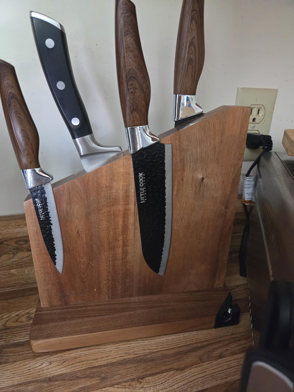 Gourmetop Magnetic Knife Holder with Built-in Sharpener, 100% Acacia Wood Magnetic Knife Block without Knives, Strong Double-Sided Magnetic Knife Holder for Kitchen Countertop Organization, Dark Wood customer photo 2