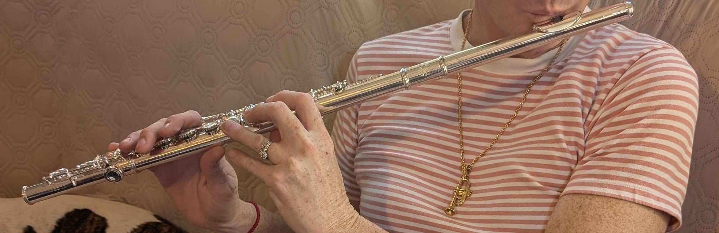 SONICAKE Closed Hole 16 Keys Flute, Silver-plated C Flutes for Beginner Student, Flute Instrument with Cleaning Kit, Carrying Case, Gloves, Tuning Rod, QFL-11 customer photo 2