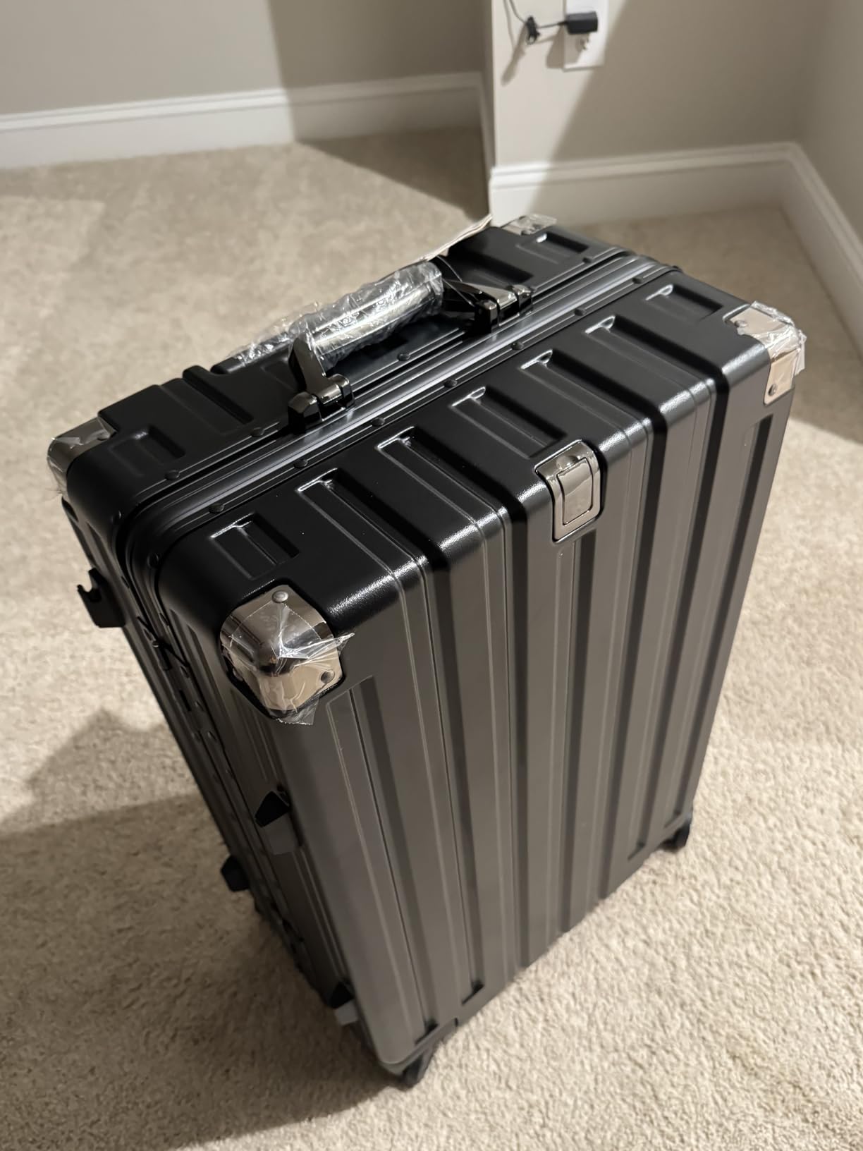 Aluminum Frame Carry On Luggage 20 Inch Zipperless Luggages USB Charger Hardside PC Suitcase With Spinner Wheels Airline Approved Hard Shell Suitcases with TSA Lock (1 Piece) customer photo 2