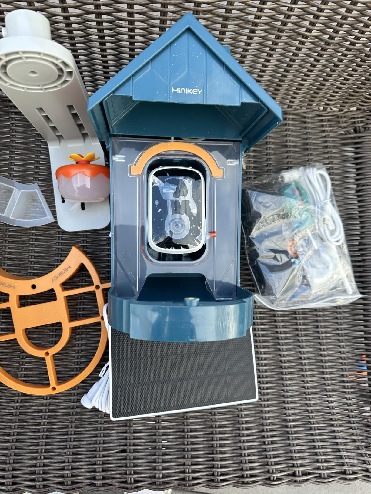 Smart Bird Feeder with Camera Outdoor Birdhouse:AI Identifies 11000+ Species, Features 3K HD Quality and Arrived Alerts Function,Powered by 3 Solar Panels,Gifts for Mom Dad Bird Lovers customer photo 2