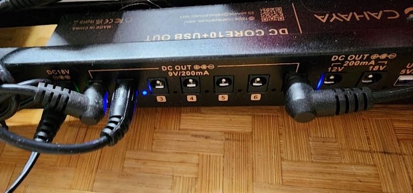CAHAYA Guitar Pedal Board Portable - Pedal Board Built-in Power Supply Lightweight Aluminum Alloy Guitar Effect Pedalboard with DC Cables USB Output Carry Bag and Power Adapter 19.1