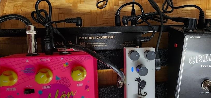 CAHAYA Guitar Pedal Board Portable - Pedal Board Built-in Power Supply Lightweight Aluminum Alloy Guitar Effect Pedalboard with DC Cables USB Output Carry Bag and Power Adapter 19.1