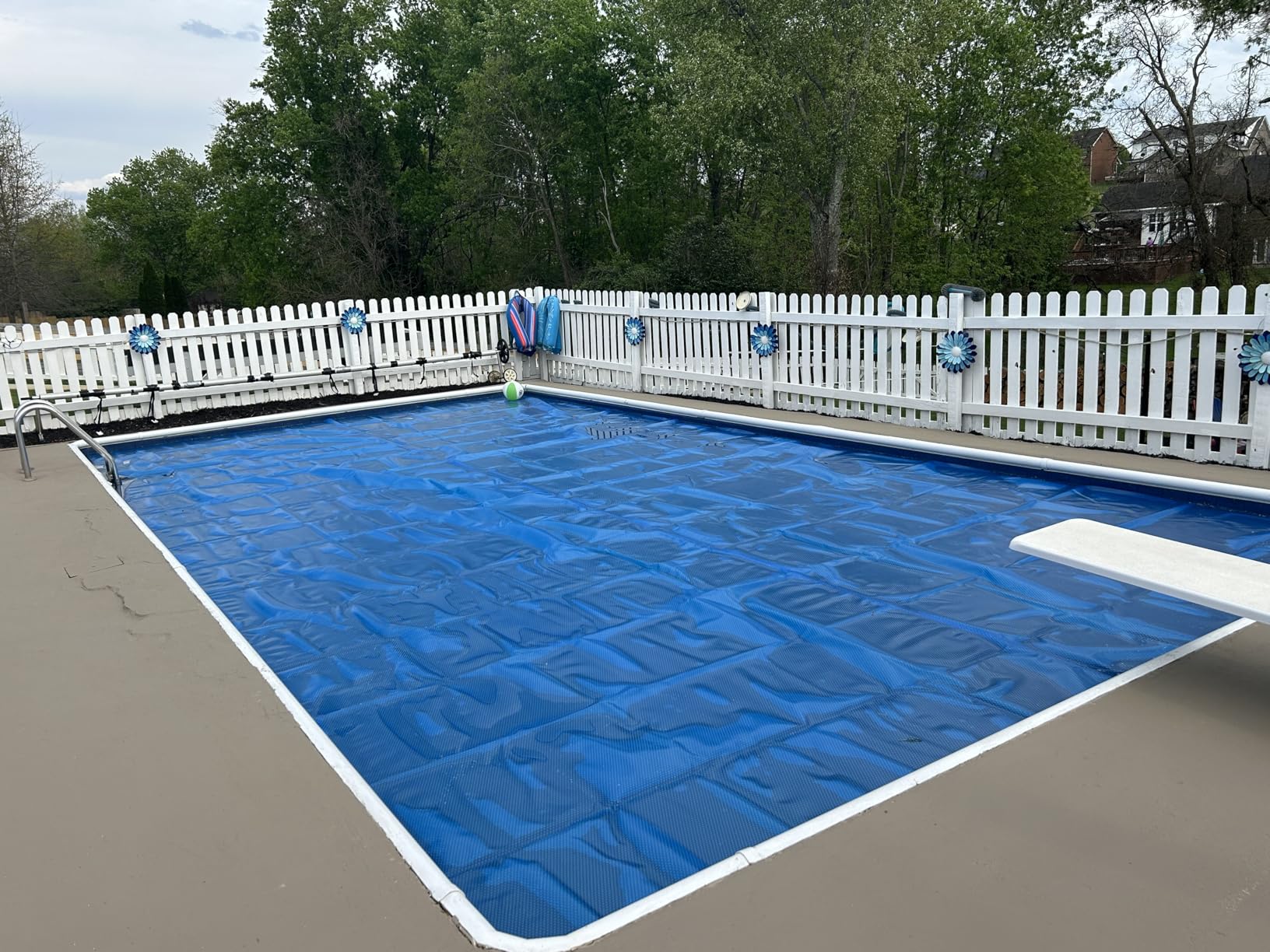 VEVOR Solar Pool Cover, 32 x 16 ft Pool Bubble Cover, 16 Mil Pools Solar Blanket with Dual Heat-Locking Air Layer for Pools, Daytime Heat Absorption, Nighttime Heat Retention, Blue & Silver, Cuttable customer photo 2