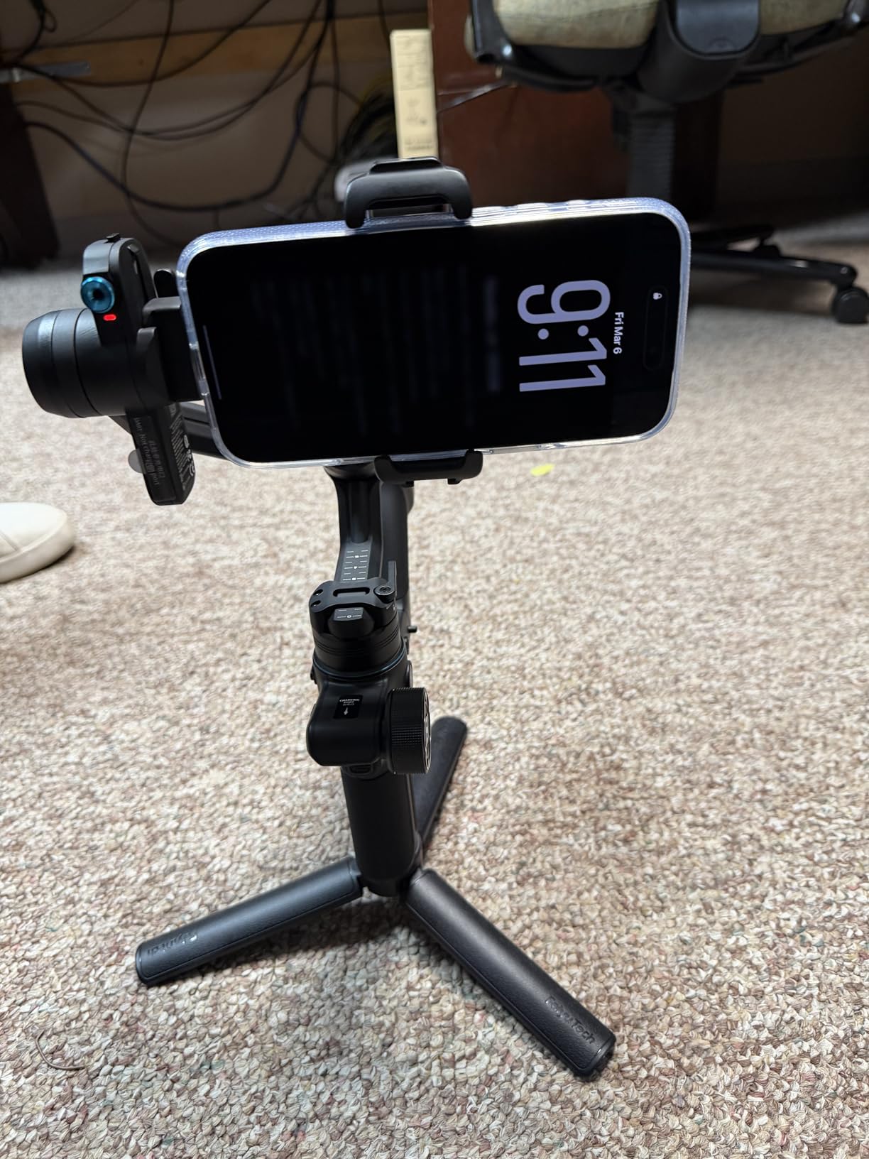 FeiyuTech SCORP Mini 3 Pro [Kit] AI Tracking Camera Stabilizer with Bag+Fill Light+Extension Pole, Detachable Remote Handle, 4.4lbs Payload All in One Gimbal Stabilizer for Camera & Smartphone customer photo 2