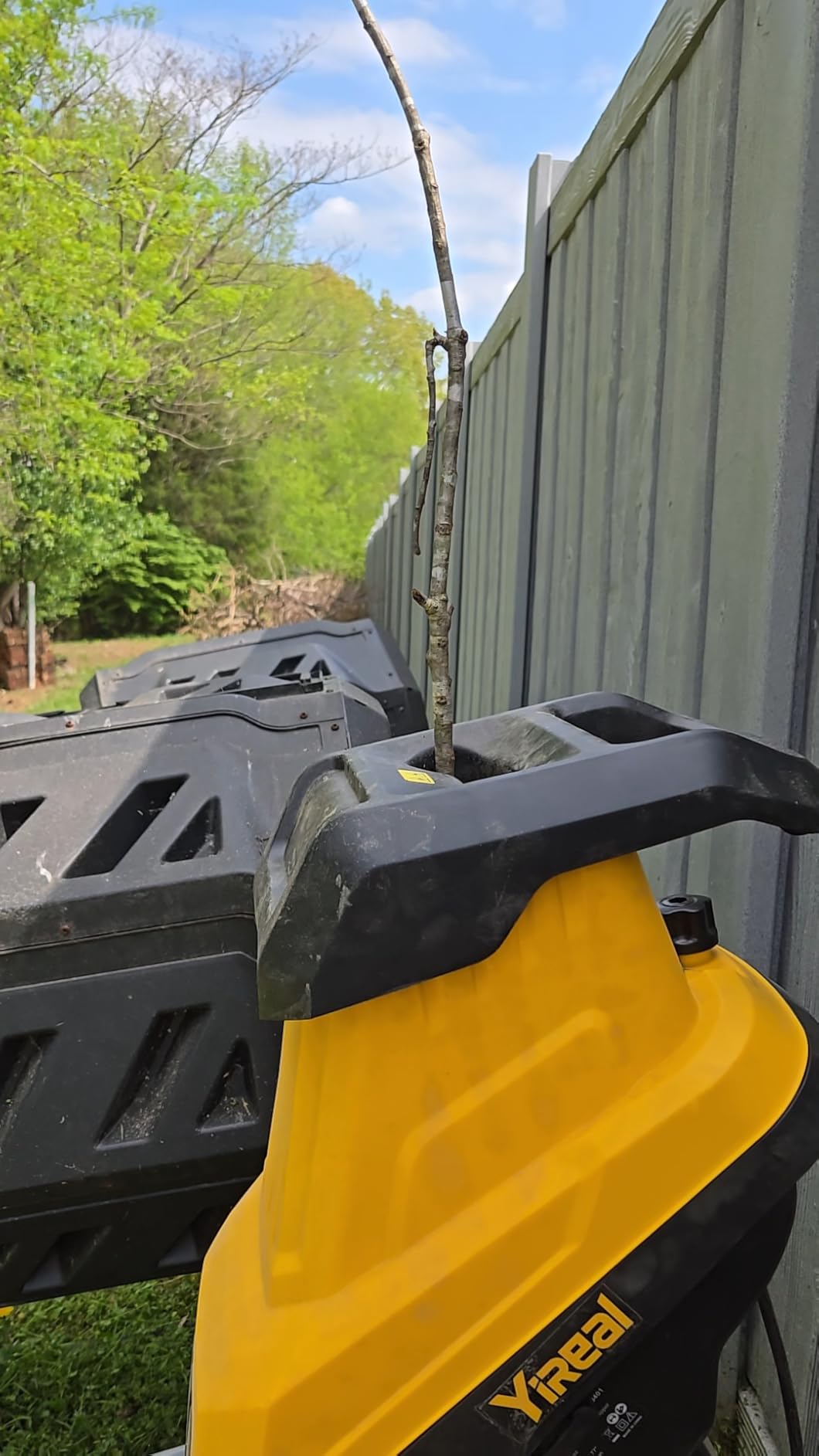 Yireal Upgraded 3-Blade Electric Wood Chipper 15-Amp,Chipper Shredder Detachable with Collection Bag 45L, 1.8 Inch Cutting Diameter Mulcher for Yard Branches Mulching Composting and Garden Cleanup customer photo 2