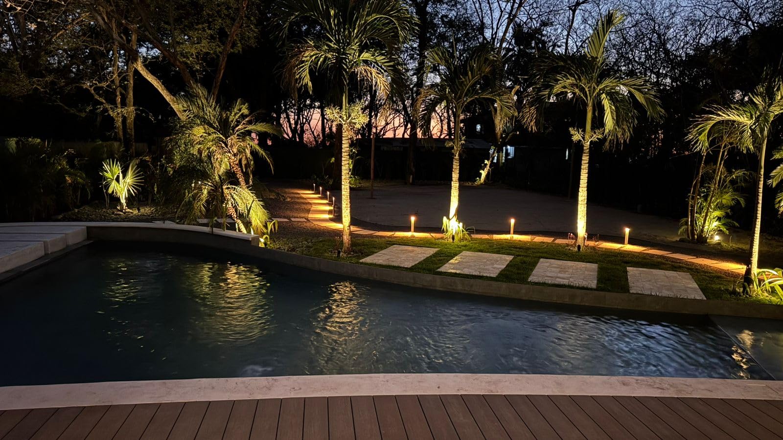 Gardencoin All-in-One LED Low Voltage Landscape Lighting Kit, 5W Spotlights with 200W Transformer 150ft Wire and 12 Fastlock Connectors, 2700K Waterproof Aluminum Fixture for House Tree Yard Garden customer photo 2