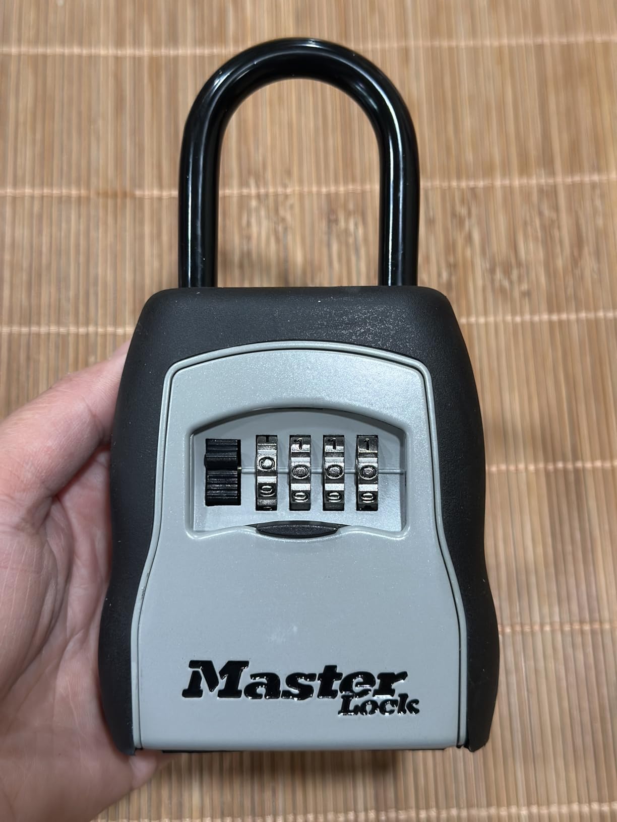Master Lock Key Lock Box for House Keys - Outdoor Portable Combination Lockbox with Resettable 4 Digit Code, Weather Resistant Durable Metal Body, Holds 5 Keys, 5400D Black customer photo 1