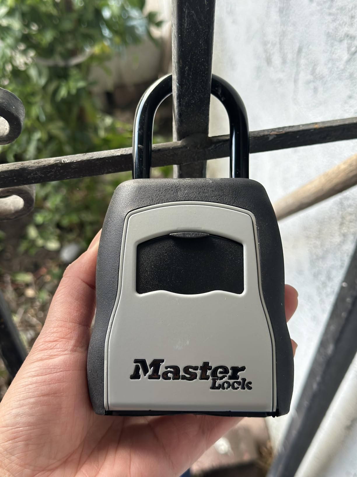 Master Lock Key Lock Box for House Keys - Outdoor Portable Combination Lockbox with Resettable 4 Digit Code, Weather Resistant Durable Metal Body, Holds 5 Keys, 5400D Black customer photo 2