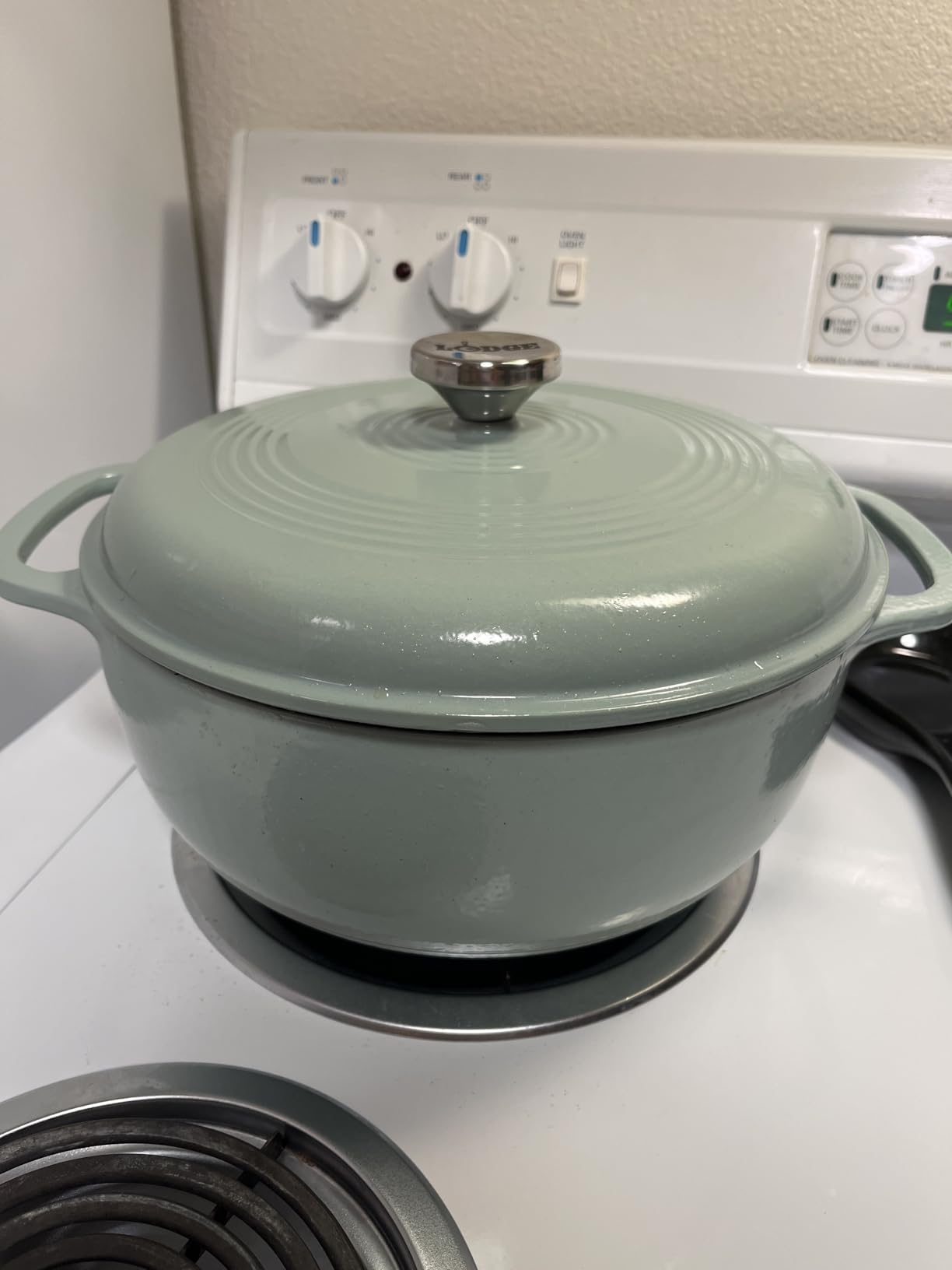 Lodge Essential Enamel Cast Iron Dutch Oven 6 Quarts - Perfect for Bread Baking, Braising, Marinating & Slow Cooking, Features Moisture-Sealing Lid & Dual Handles, Kitchen Essentials, Island Spice Red customer photo 2