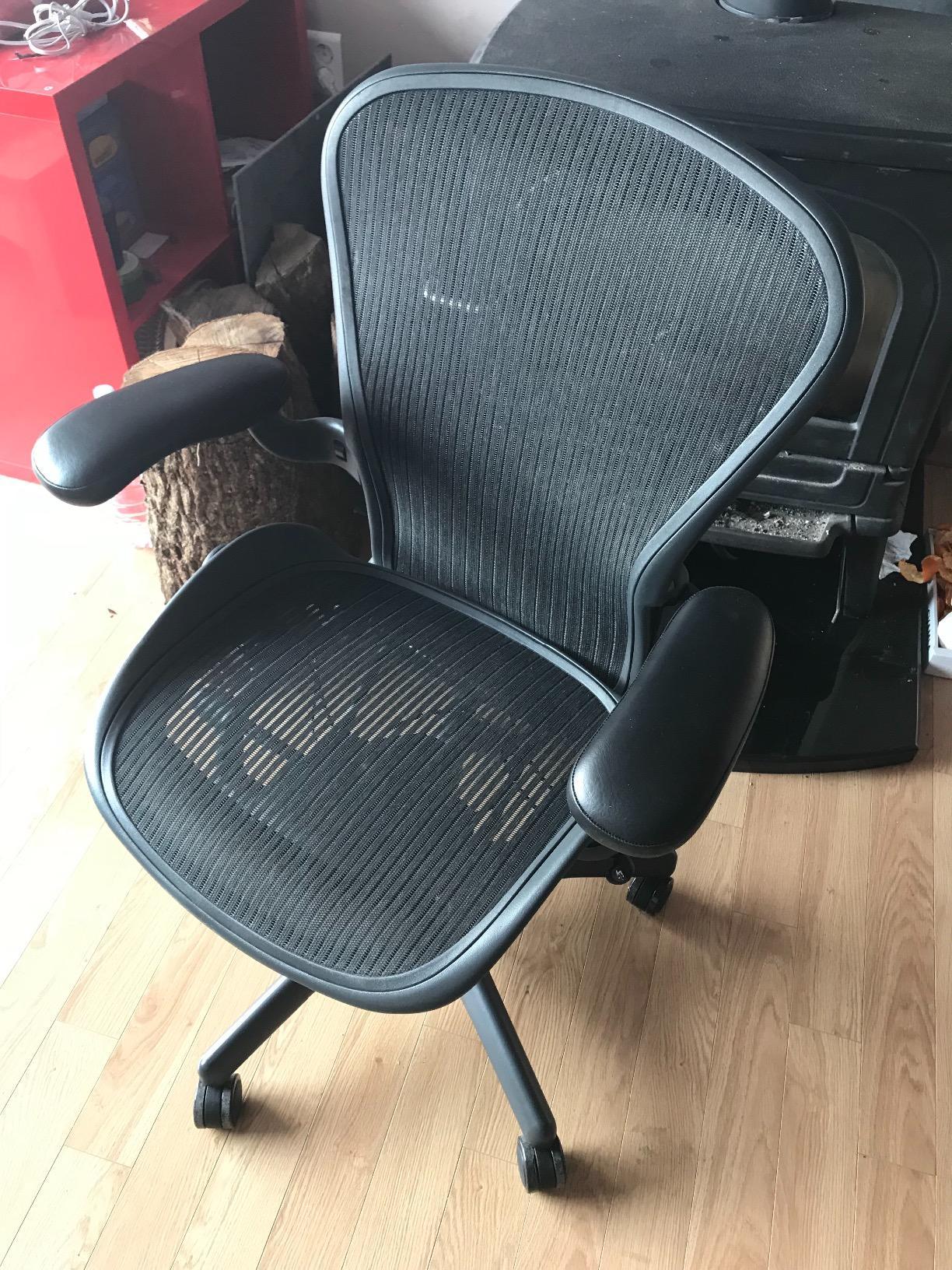 Aeron Tilt Limiter Task Chair, Adjustable Vinyl Arms, Graphite Frame/Carbon Classic Pellicle, Size B (Medium) customer photo 2