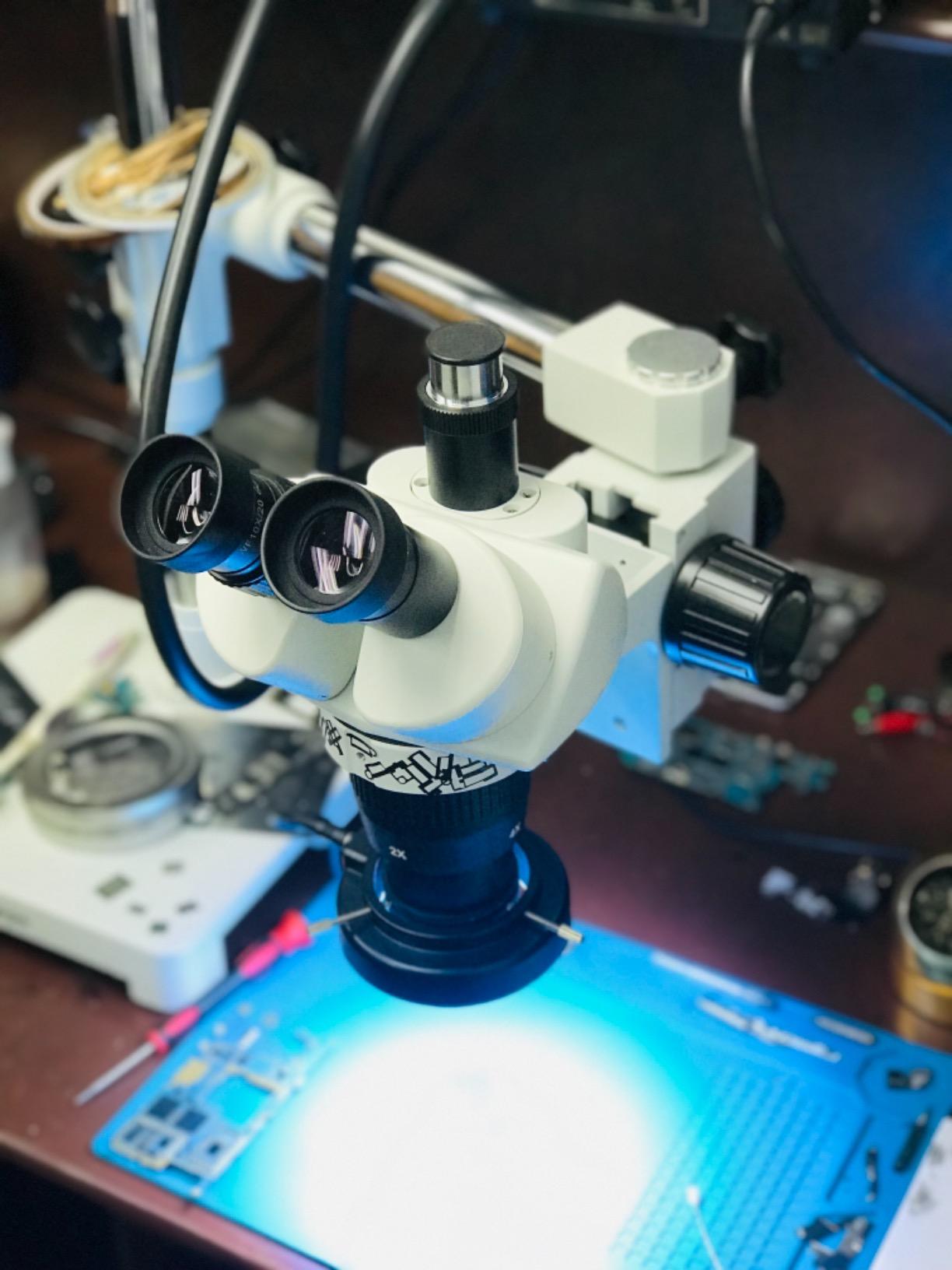 AmScope SW-3T24Z Trinocular Stereo Microscope, WH10x Eyepieces, 20X/40X/80X Magnification, 2X/4X Objective, Single-Arm Boom Stand, Includes 2.0x Barlow Lens customer photo 1