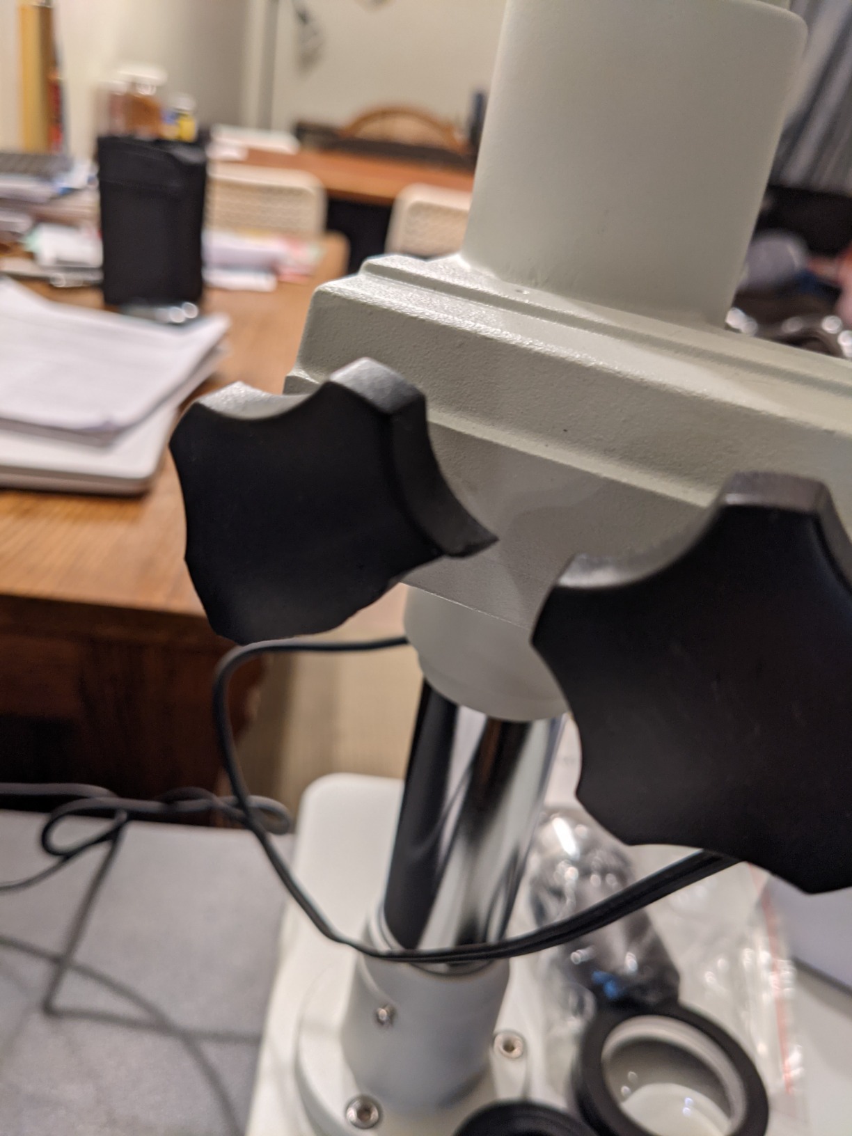 AmScope SW-3T24Z Trinocular Stereo Microscope, WH10x Eyepieces, 20X/40X/80X Magnification, 2X/4X Objective, Single-Arm Boom Stand, Includes 2.0x Barlow Lens customer photo 2