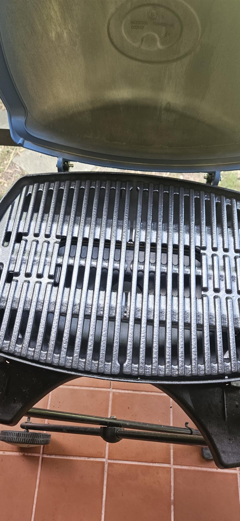Weber Q1200 Liquid Propane Portable Gas Grill, Titanium - 1-Burner Travel and Camping Grill with Cast-Iron Grates & Electronic Ignition (8,500 BTU) customer photo 2