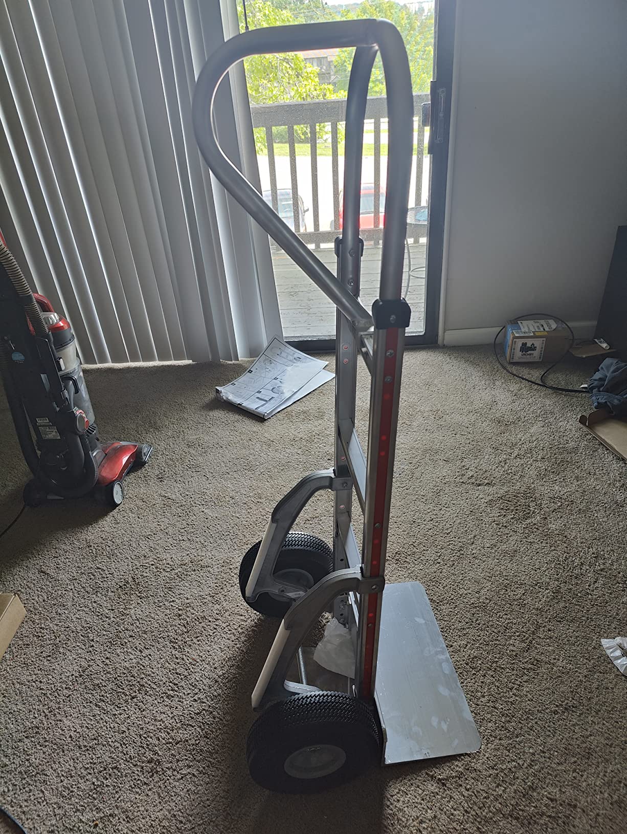 Magliner HMK15AG2C Aluminum Hand Truck, Vertical Loop Handle, 18