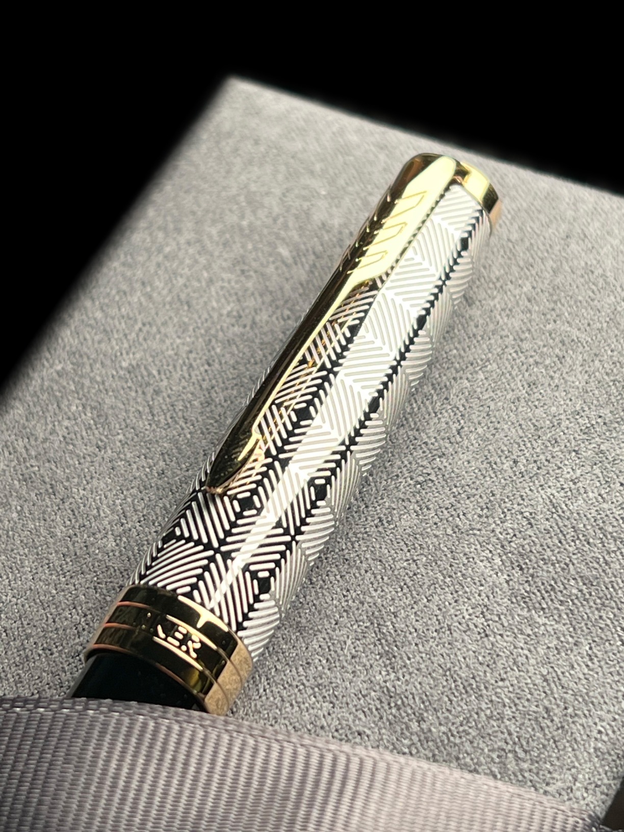 Parker Sonnet Fountain Pen Chiseled Silver with Gold Trim Solid 18k Gold Fine Nib (1931489) customer photo 2